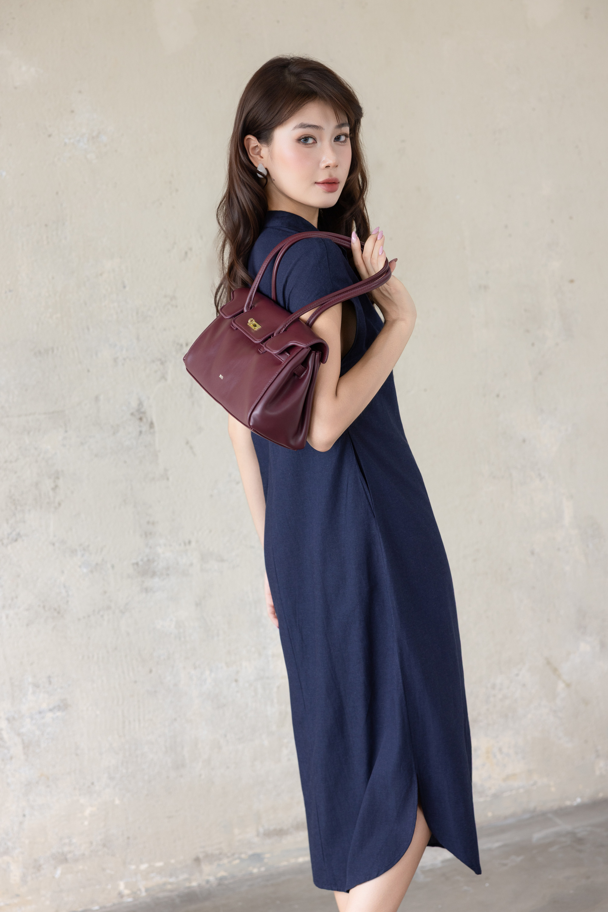 SWANLAKE | Váy Đầm Nữ Midi Suông Vải Linen Hàn Cổ Sơ Mi Cài Nút Tay Hến Vạt Bầu Công Sở D13825LW01