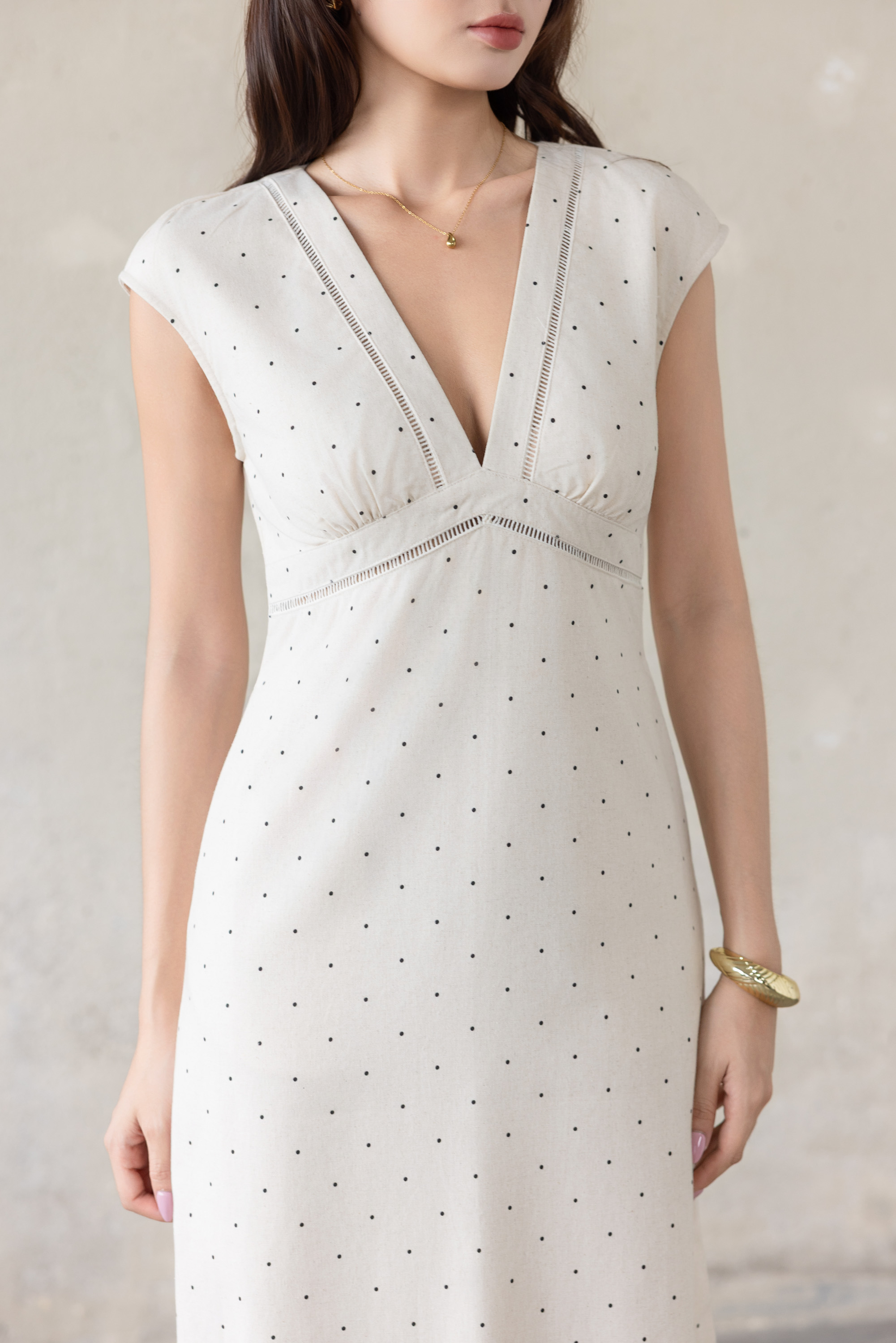 SWANLAKE | Váy Đầm Nữ Dài Dáng Suông Tay Hến Cổ Chữ V Xẻ Sâu Vải Linen Chấm Bi Dạo Phố Hè D13862LW02