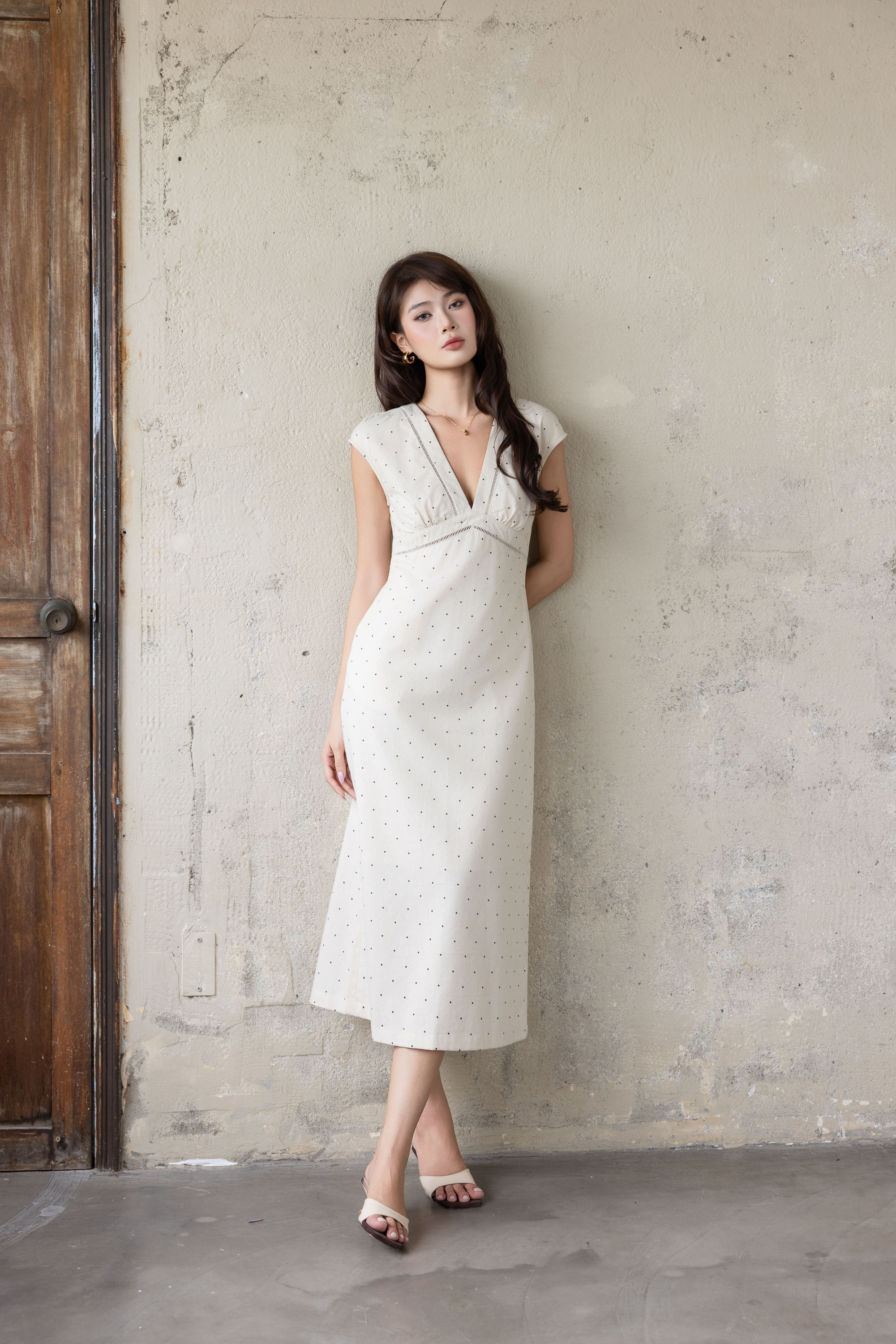 SWANLAKE | Váy Đầm Nữ Dài Dáng Suông Tay Hến Cổ Chữ V Xẻ Sâu Vải Linen Chấm Bi Dạo Phố Hè D13862LW02