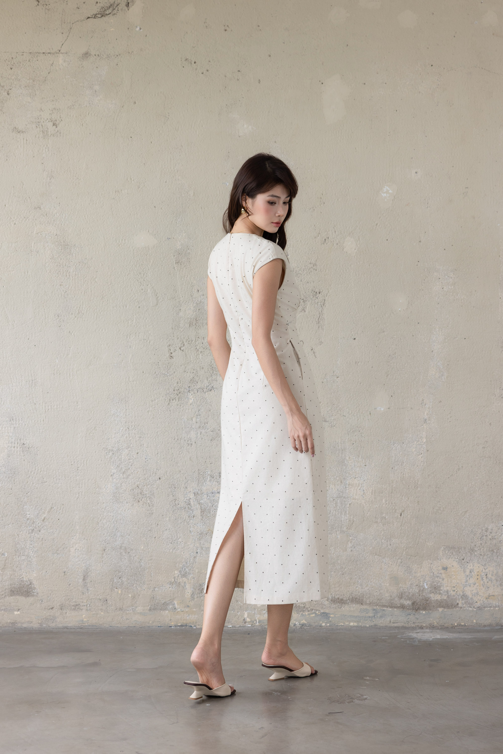 SWANLAKE | Váy Đầm Nữ Dài Dáng Suông Tay Hến Cổ Chữ V Xẻ Sâu Vải Linen Chấm Bi Dạo Phố Hè D13862LW02
