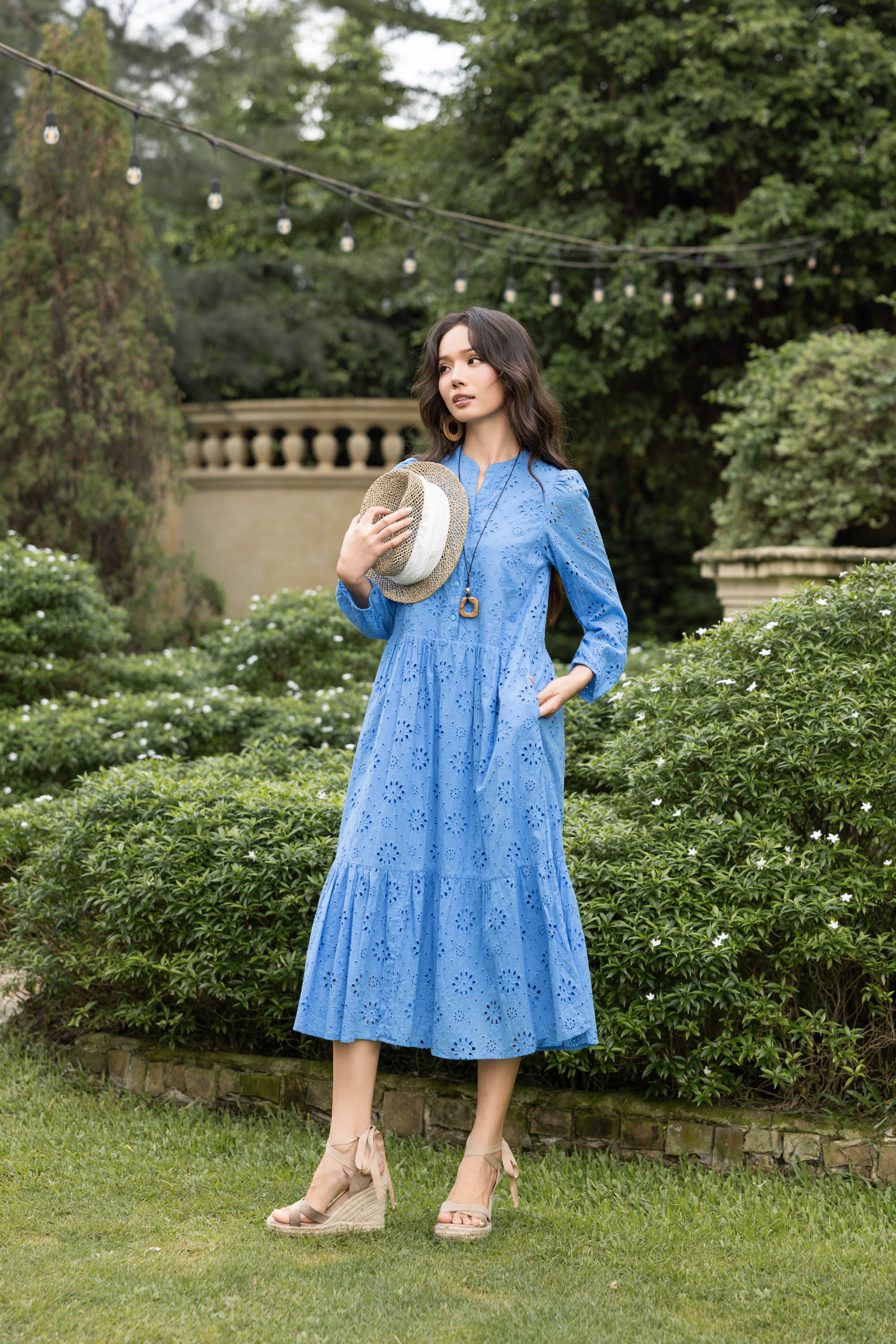 SWANLAKE | Váy Đầm Nữ Maxi Đuôi Cá Babydoll Cotton Thêu Đục Lỗ Trơn Cổ Trụ Cài Nút Tay Dài Hè D12394LW12