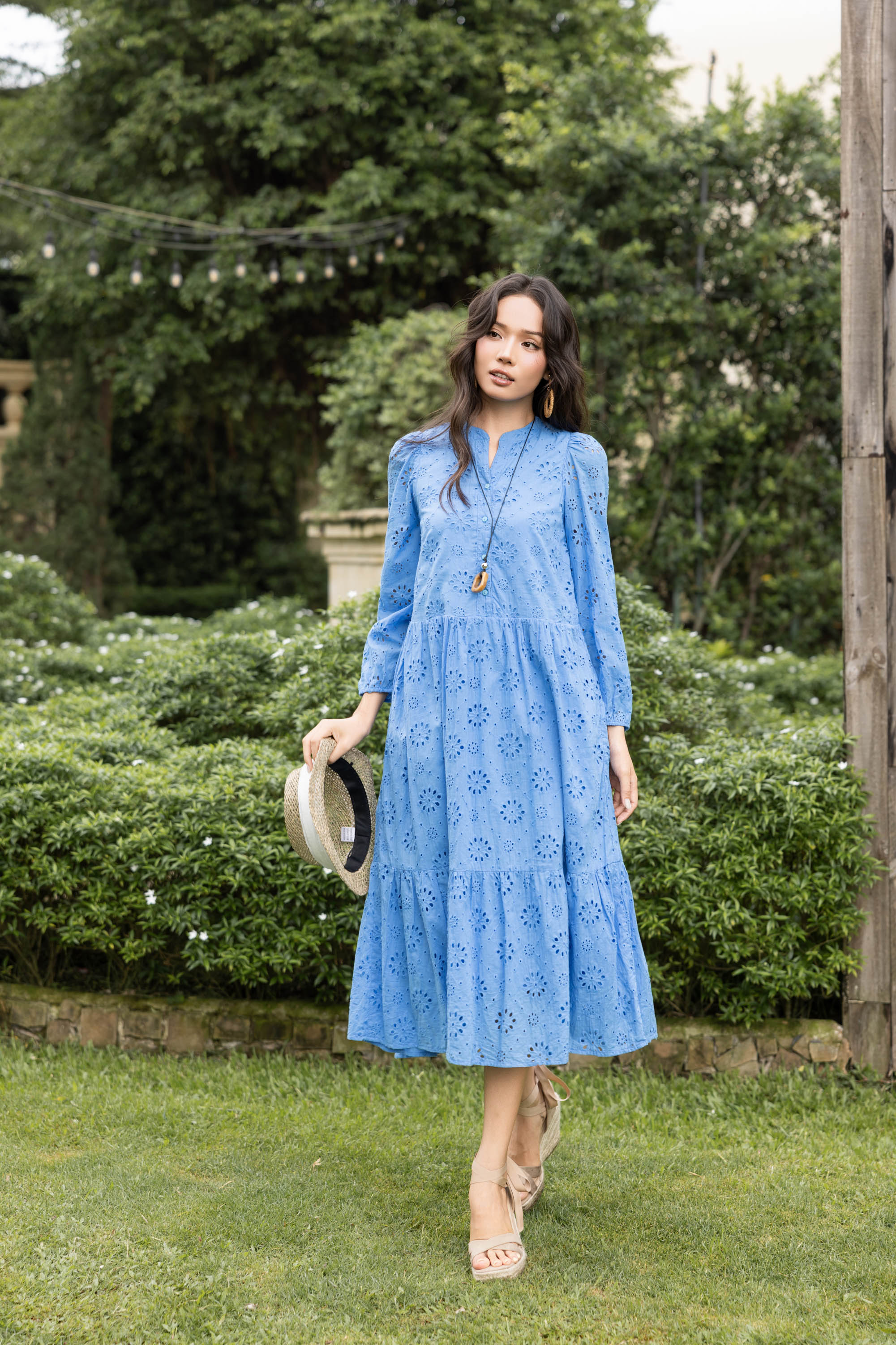 SWANLAKE | Váy Đầm Nữ Maxi Đuôi Cá Babydoll Cotton Thêu Đục Lỗ Trơn Cổ Trụ Cài Nút Tay Dài Hè D12394LW12