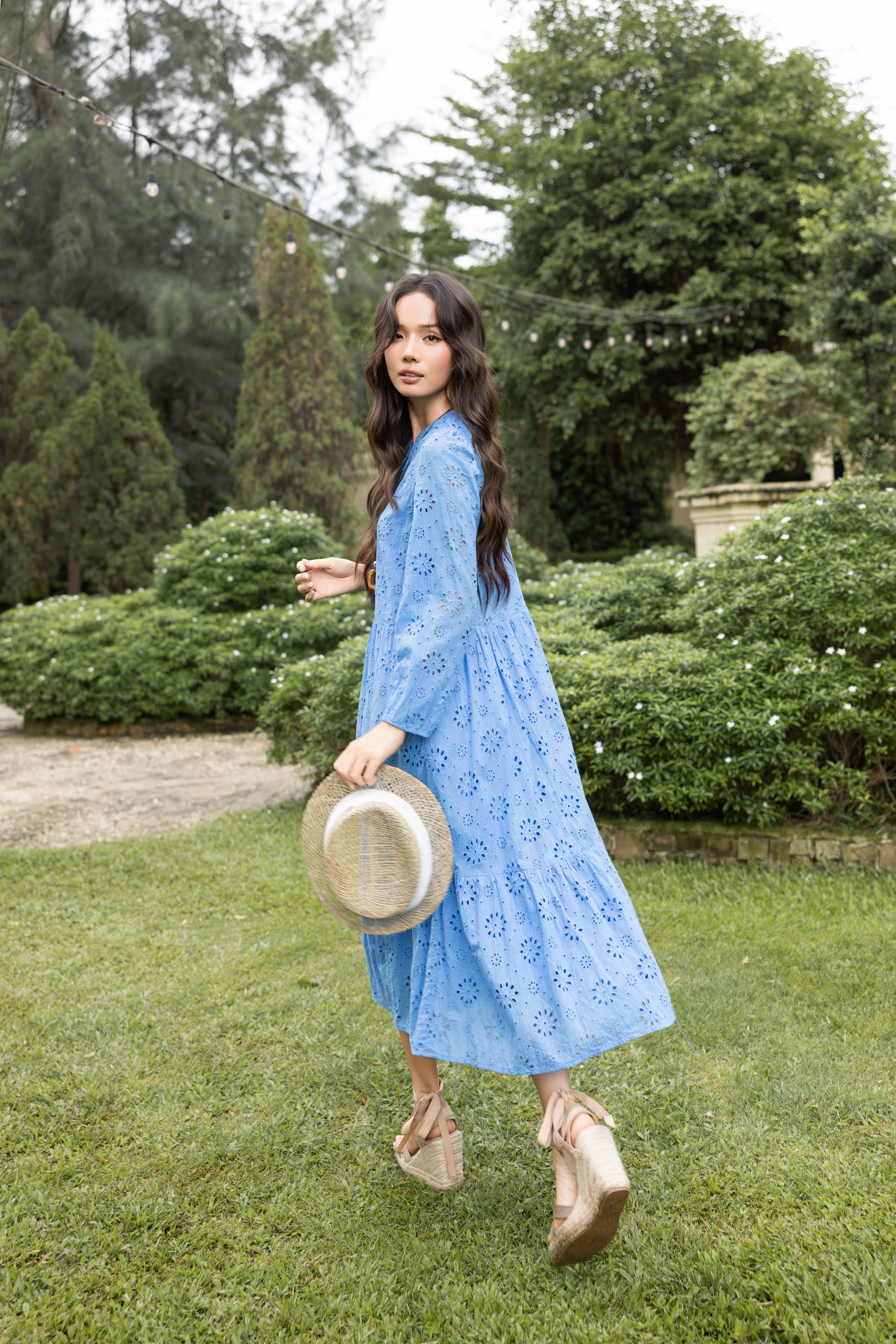 SWANLAKE | Váy Đầm Nữ Maxi Đuôi Cá Babydoll Cotton Thêu Đục Lỗ Trơn Cổ Trụ Cài Nút Tay Dài Hè D12394LW12
