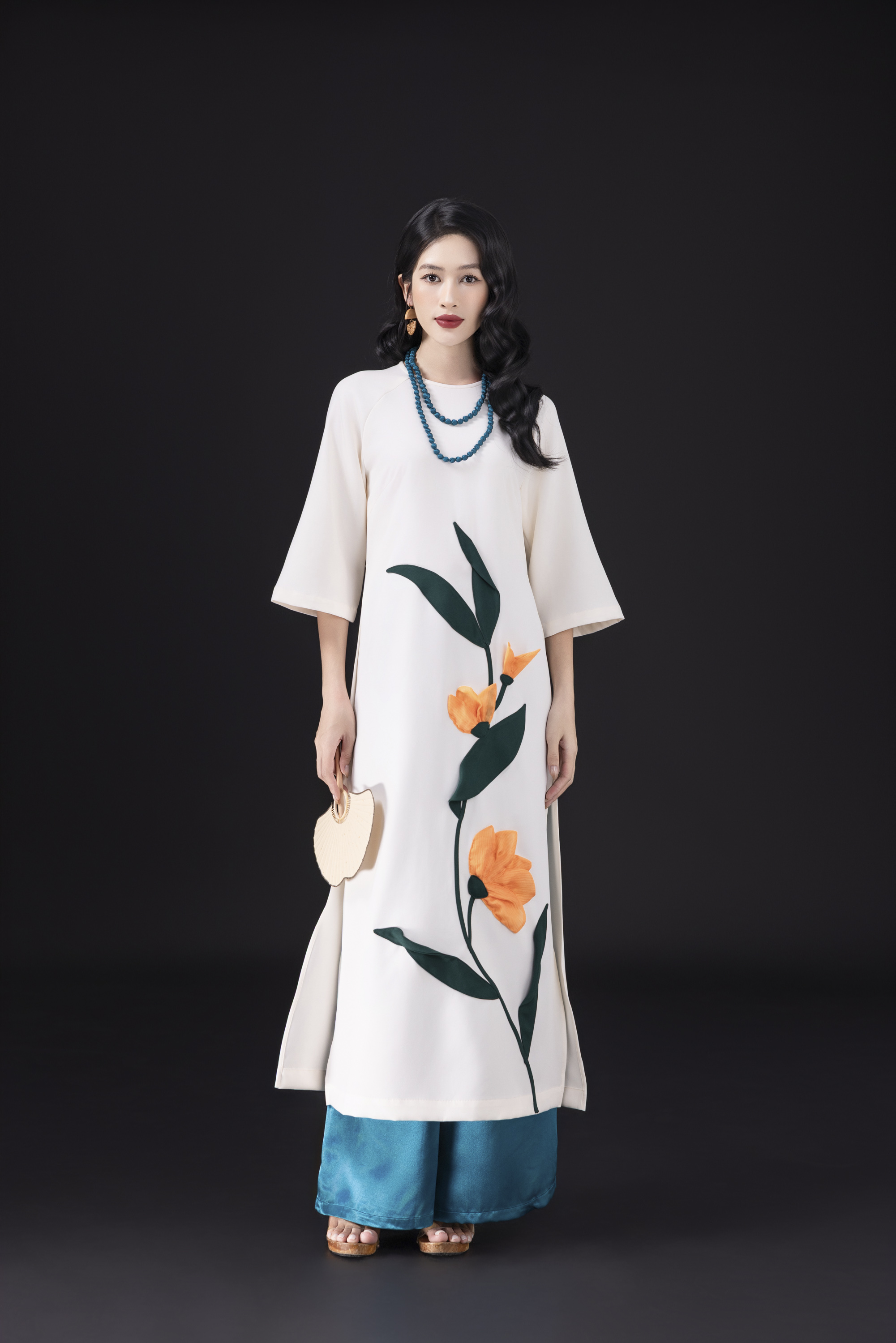 SWANLAKE | Áo Dài Nữ Cách Tân Liên Hoa Phom Suông Cổ Tròn Vải Lụa Dày Đính Kết Hoa 3D Tết L13092LW01