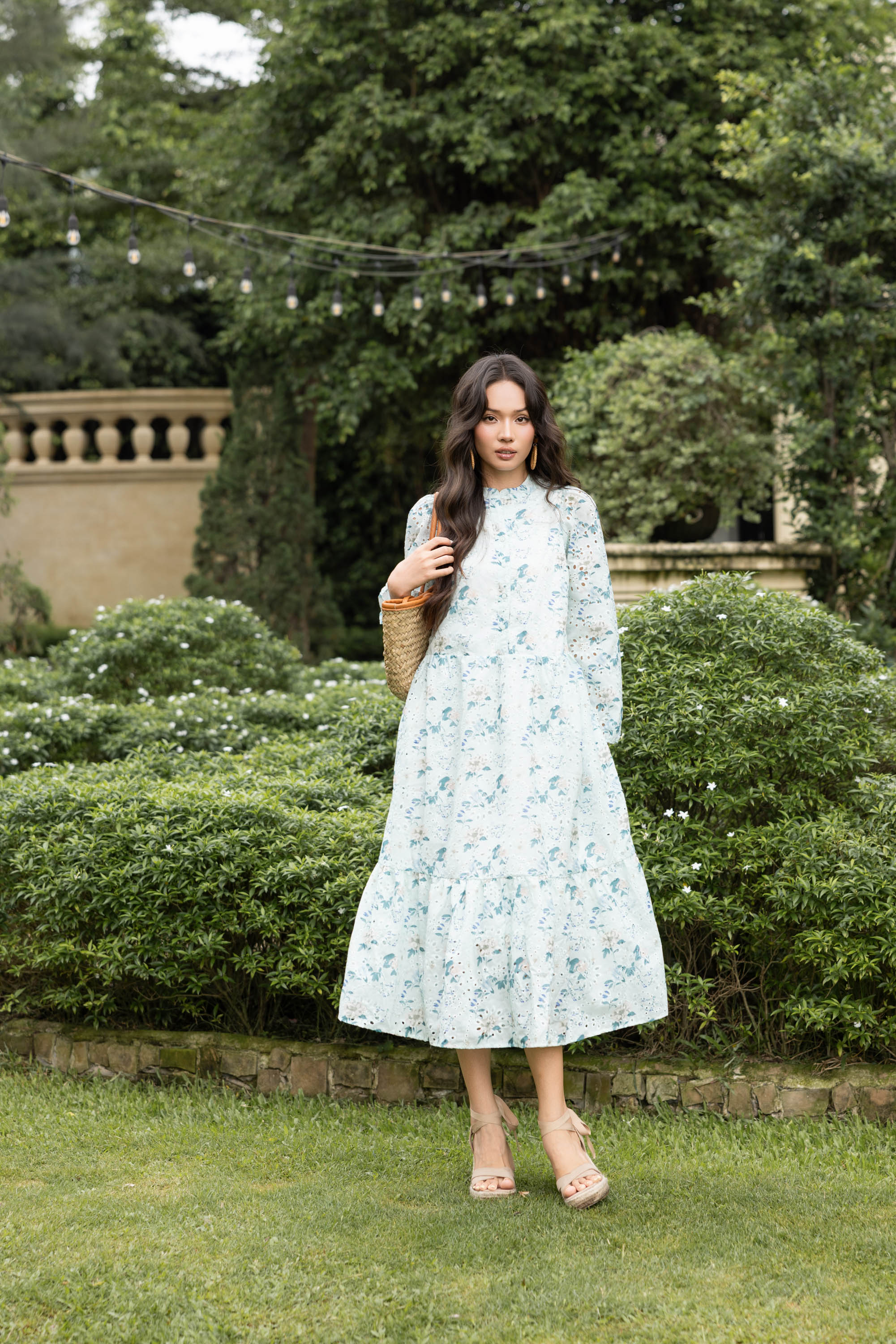 SWANLAKE | Váy Đầm Nữ Maxi Đuôi Cá Babydoll Cotton Thêu Đục Lỗ Trơn Cổ Trụ Cài Nút Tay Dài Hè D12394LW12
