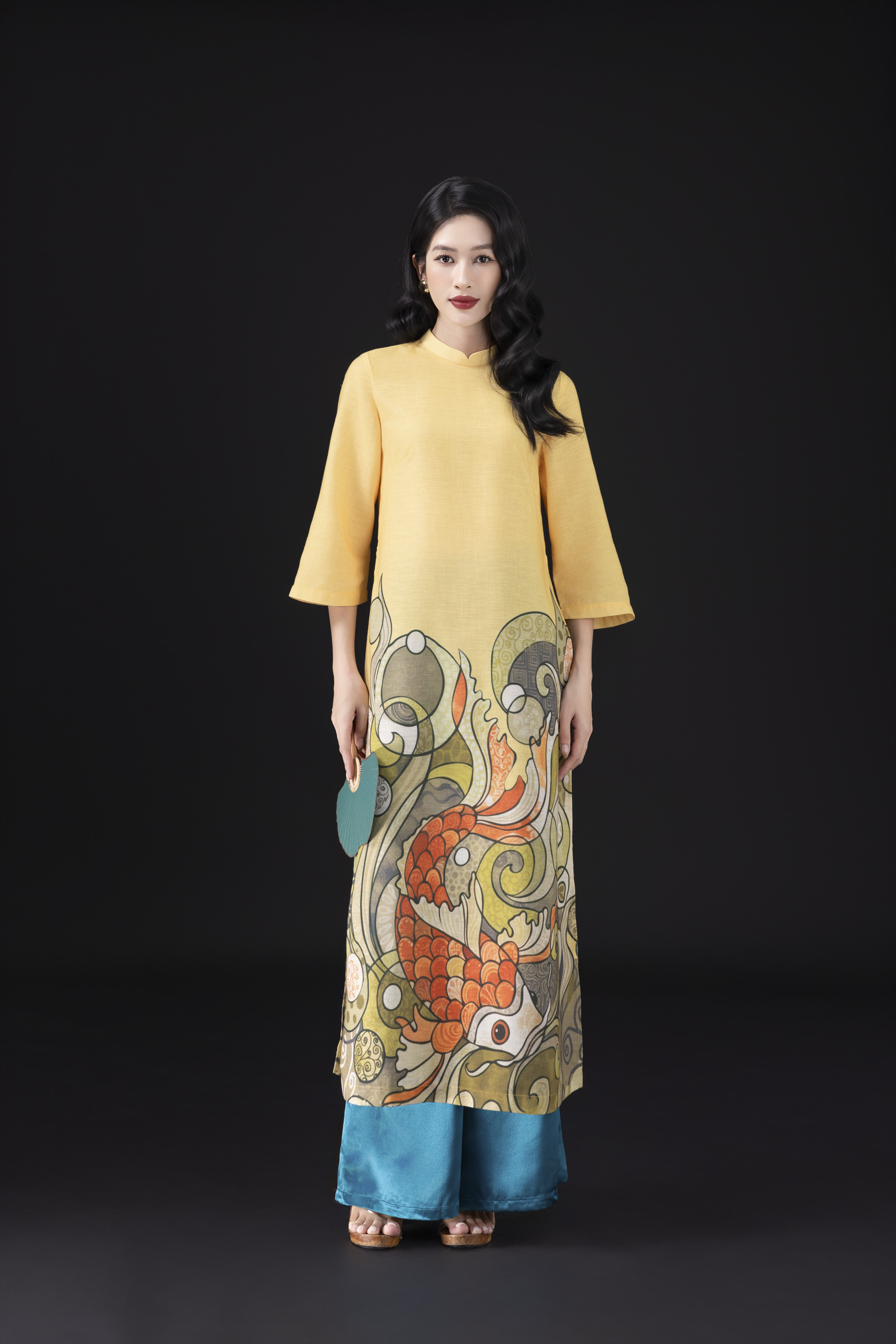 SWANLAKE | Áo Dài Nữ Cách Tân Vũ Môn Phom Suông Cổ Trụ Vải Linen Lụa In Họa Tiết Cá Chép Tết L13097LW01