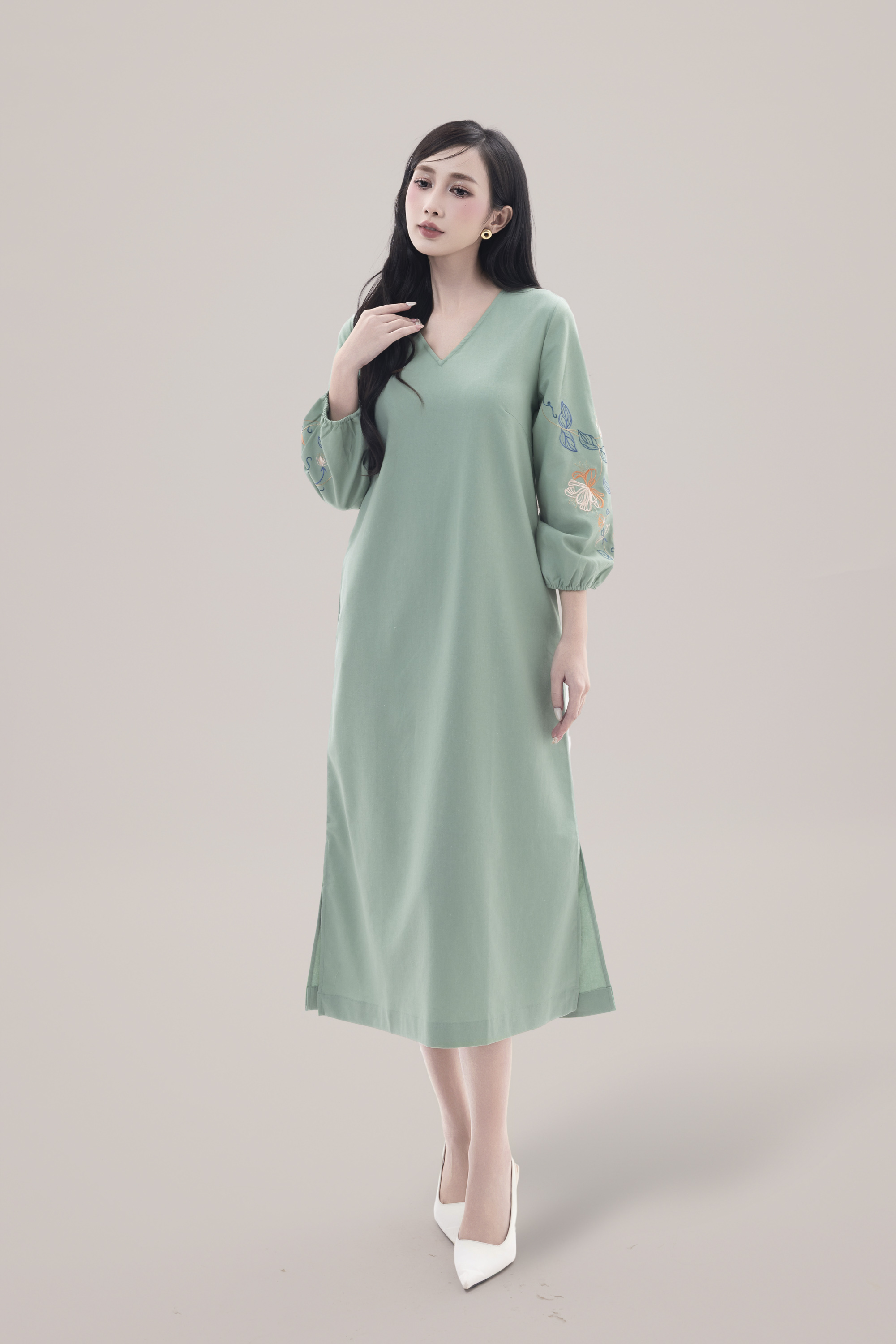 SWANLAKE | Váy Đầm Nữ Midi Suông Xẻ Tà Cổ V Tay Lỡ Thêu Hoa Nổi Vải Linen Công Sở Tiệc Có Túi D12131