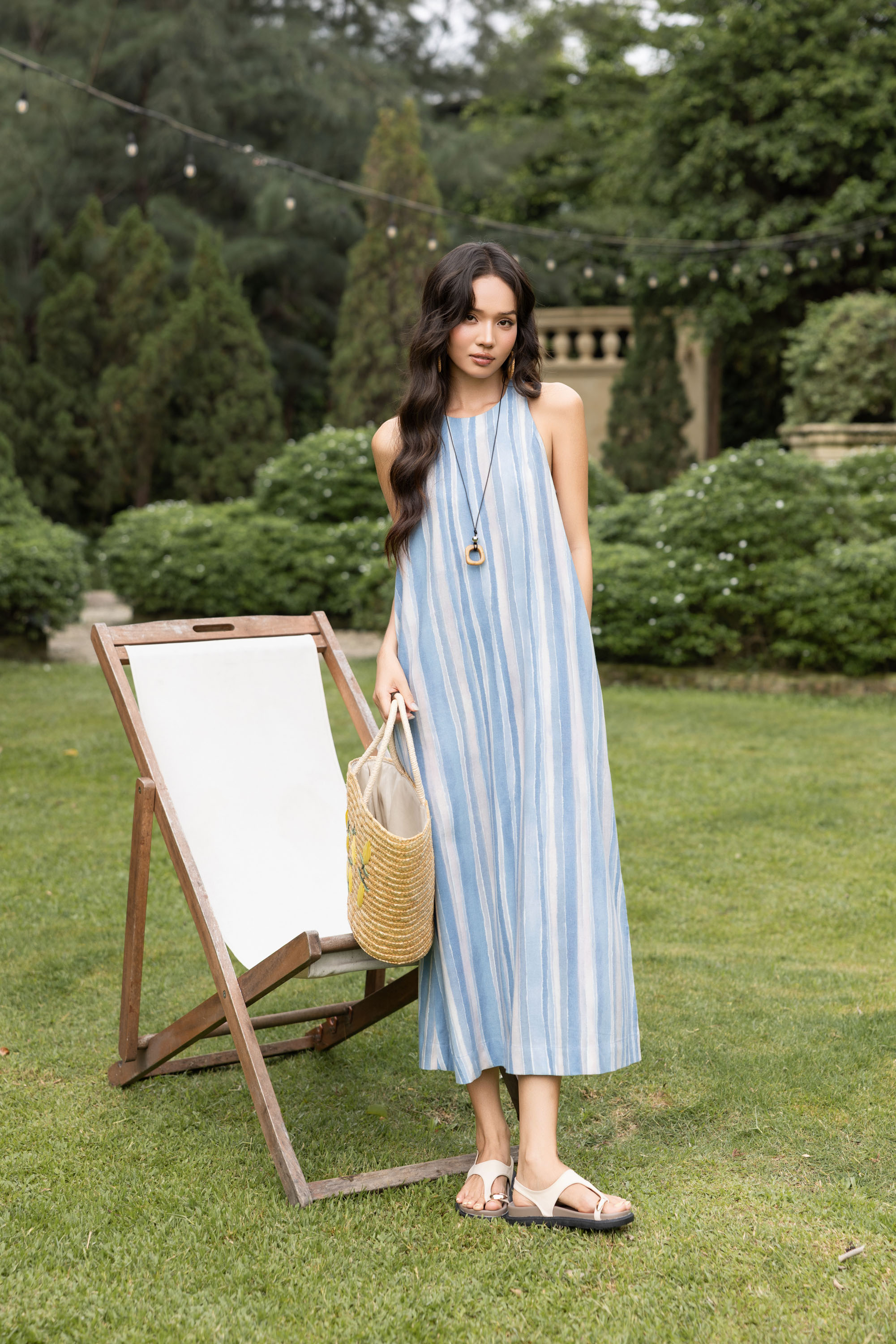 SWANLAKE | Váy Đầm Nữ Maxi Suông Sát Nách Cổ Yếm Linen Sọc Xanh Dương Pastel Du Lịch Biển Hè D13877LW01