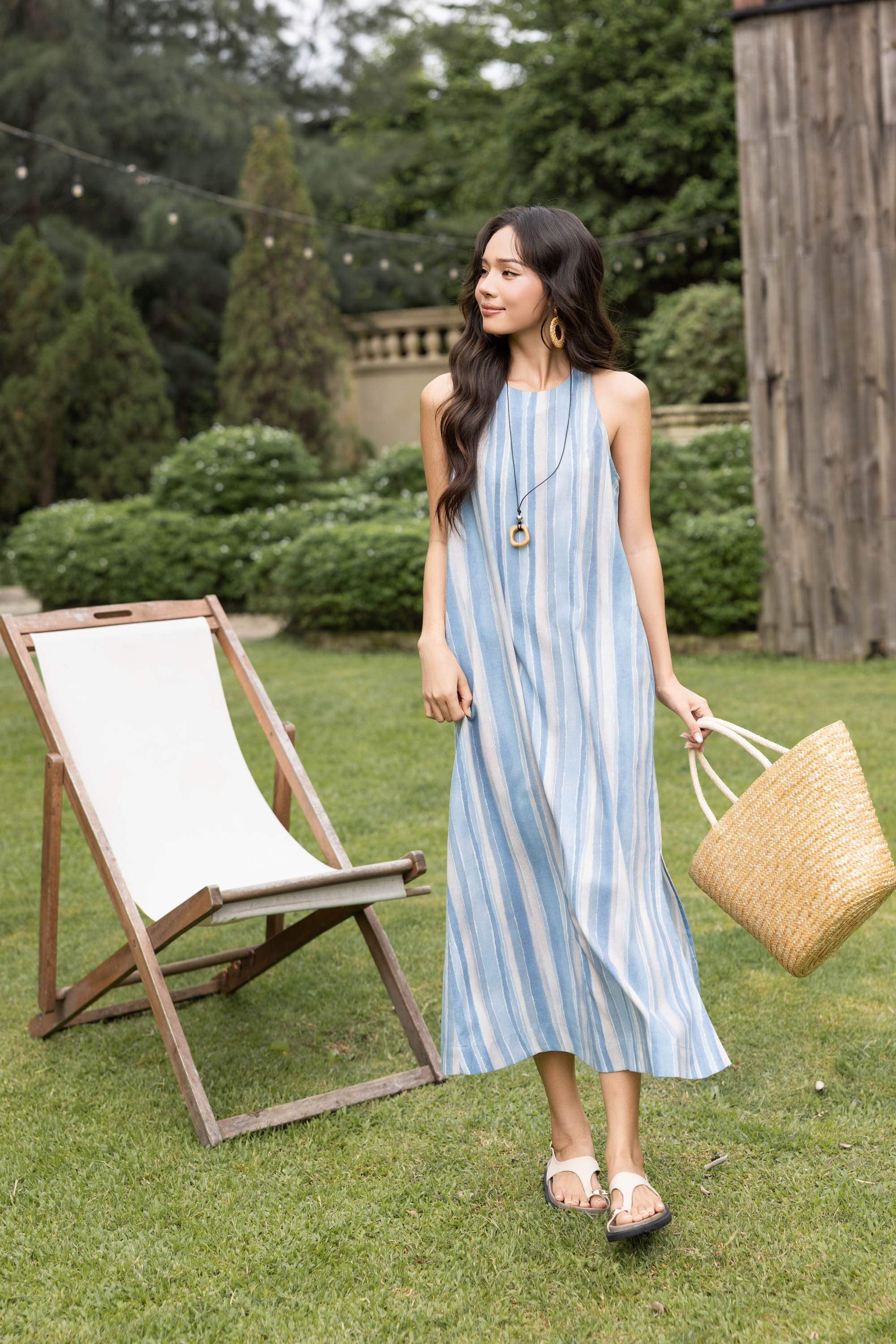 SWANLAKE | Váy Đầm Nữ Maxi Suông Sát Nách Cổ Yếm Linen Sọc Xanh Dương Pastel Du Lịch Biển Hè D13877LW01