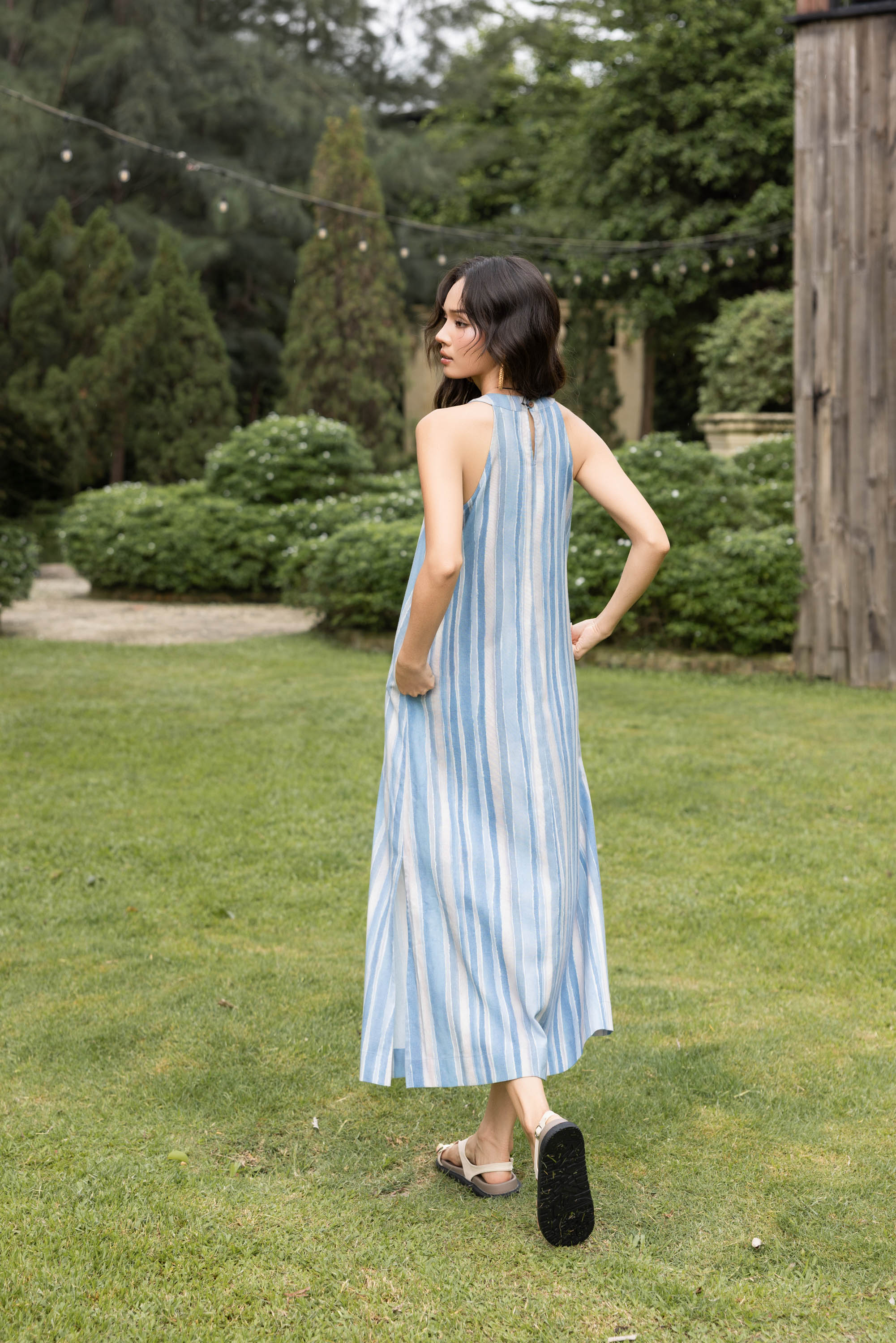 SWANLAKE | Váy Đầm Nữ Maxi Suông Sát Nách Cổ Yếm Linen Sọc Xanh Dương Pastel Du Lịch Biển Hè D13877LW01