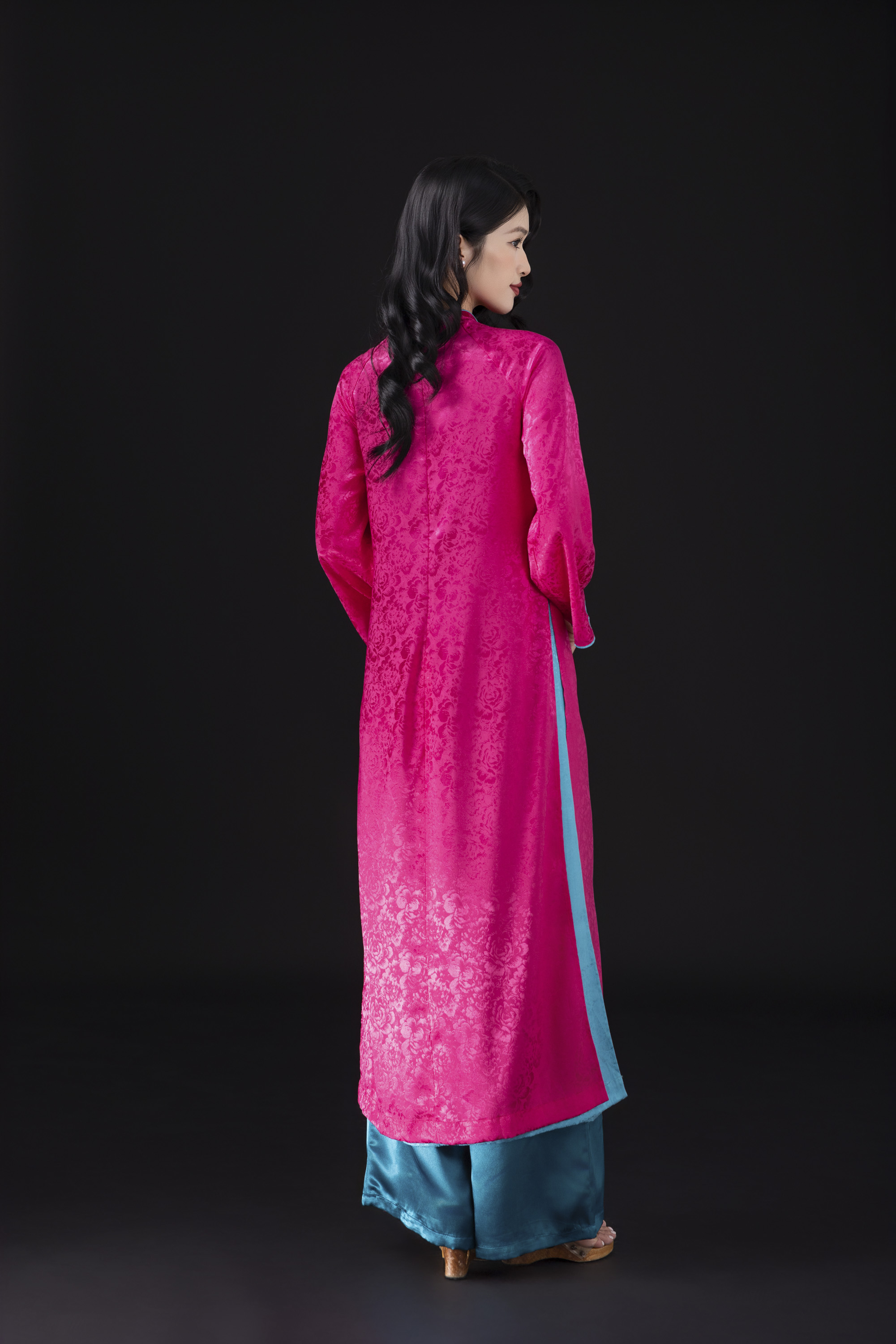 SWANLAKE | Áo Dài Tết Cách Tân Nữ Lụa Gấm Tà Kép Tay Dài Rộng Dáng Suông Truyền Thống L13155LW01