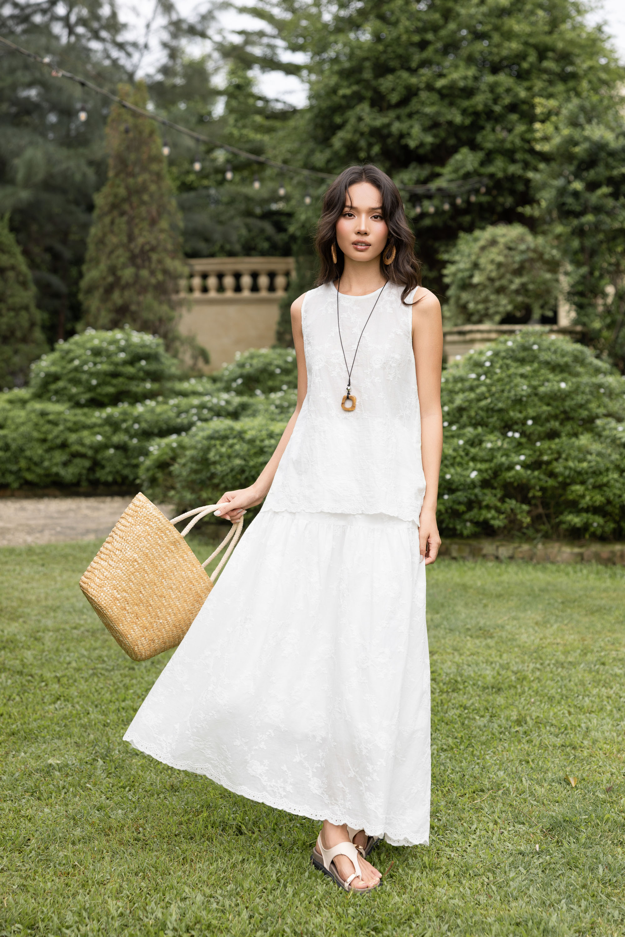 SWANLAKE | Áo Kiểu Nữ Vải Cotton Thêu Hoa Sát Nách Cổ Tròn Trẻ Trung Năng Động Dạo Phố Hè A13744LW01