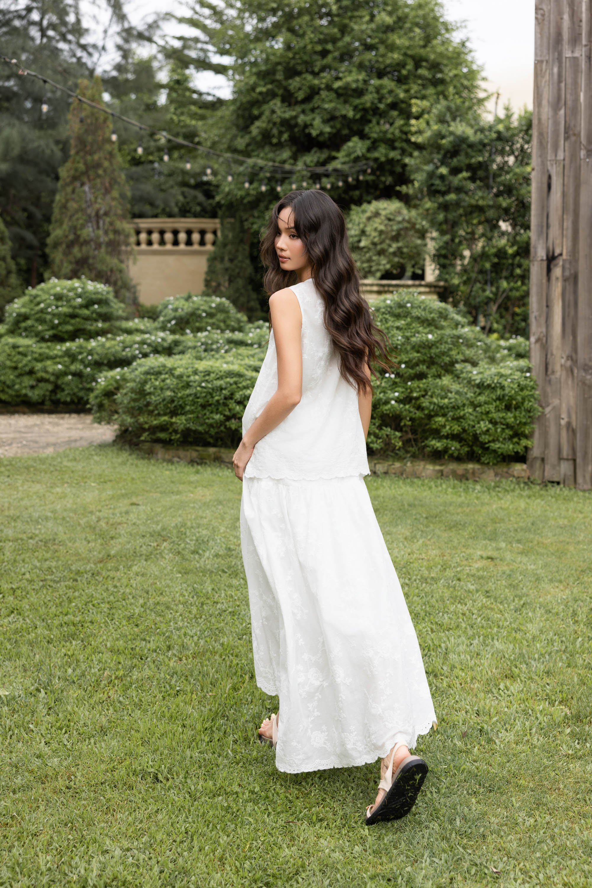 SWANLAKE | Áo Kiểu Nữ Vải Cotton Thêu Hoa Sát Nách Cổ Tròn Trẻ Trung Năng Động Dạo Phố Hè A13744LW01