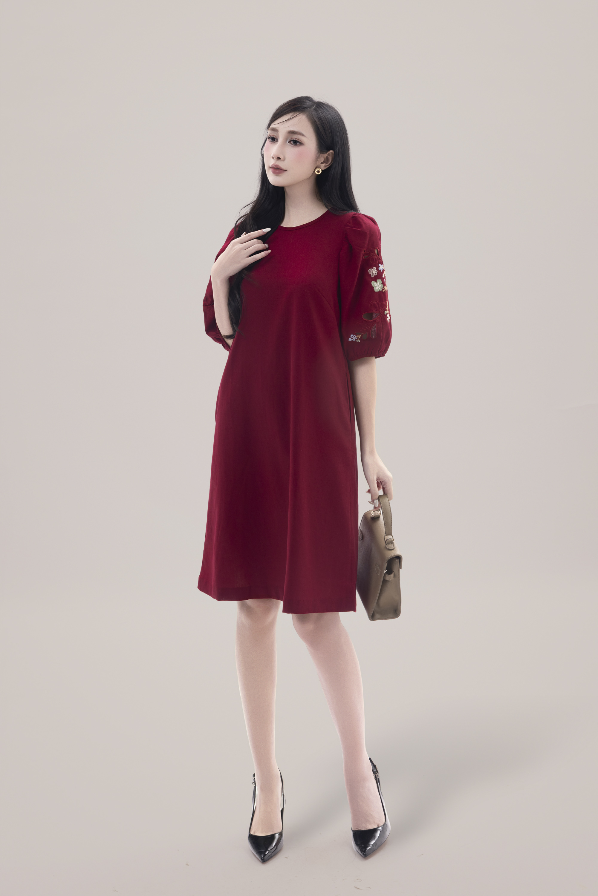 Đầm Linen Thêu 2 Bên cánh Tay Swanlake - D11725LW01