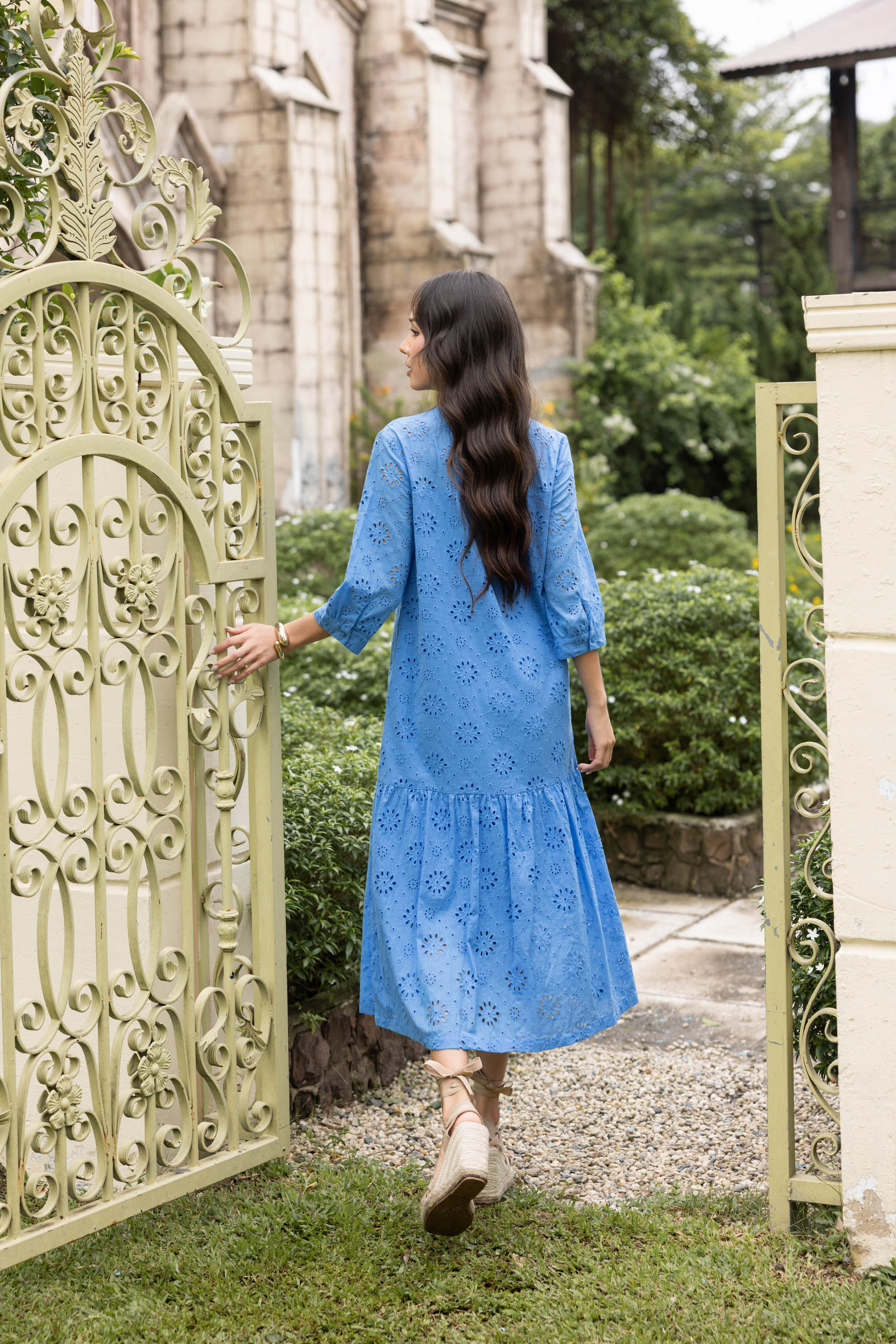 SWANLAKE | Váy Đầm Nữ Maxi Suông Đuôi Cá Cổ Trụ Cài Nút Cotton Thêu Đục Lỗ Tay Lỡ Du Lịch Hè D12761LW05