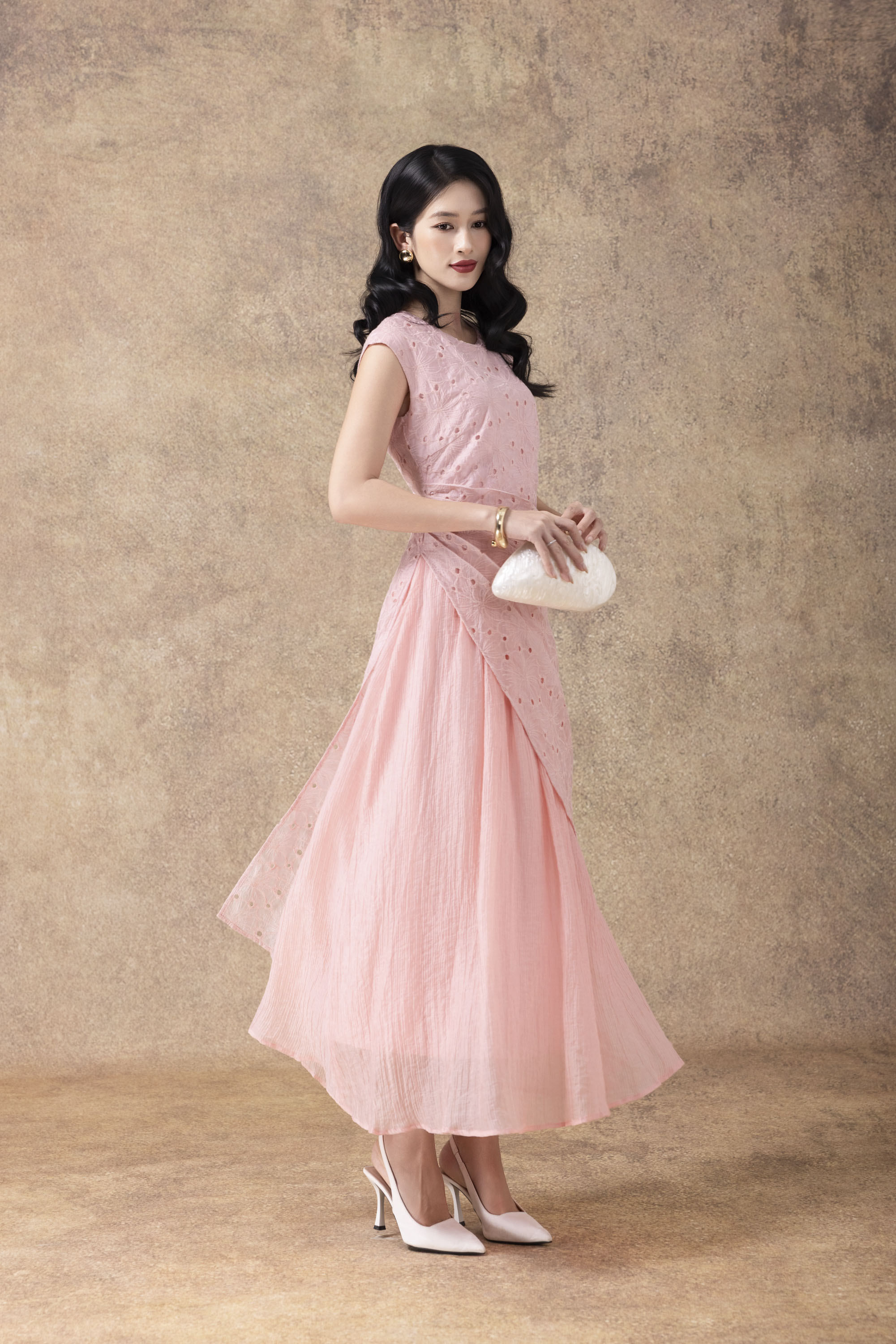 SWANLAKE | Váy Đầm Maxi Đuôi Cá Nữ Cotton Thêu Đục Lỗ Phối Tơ Dập Ly Nhấn Eo Sát Nách Tiệc D13146LW01