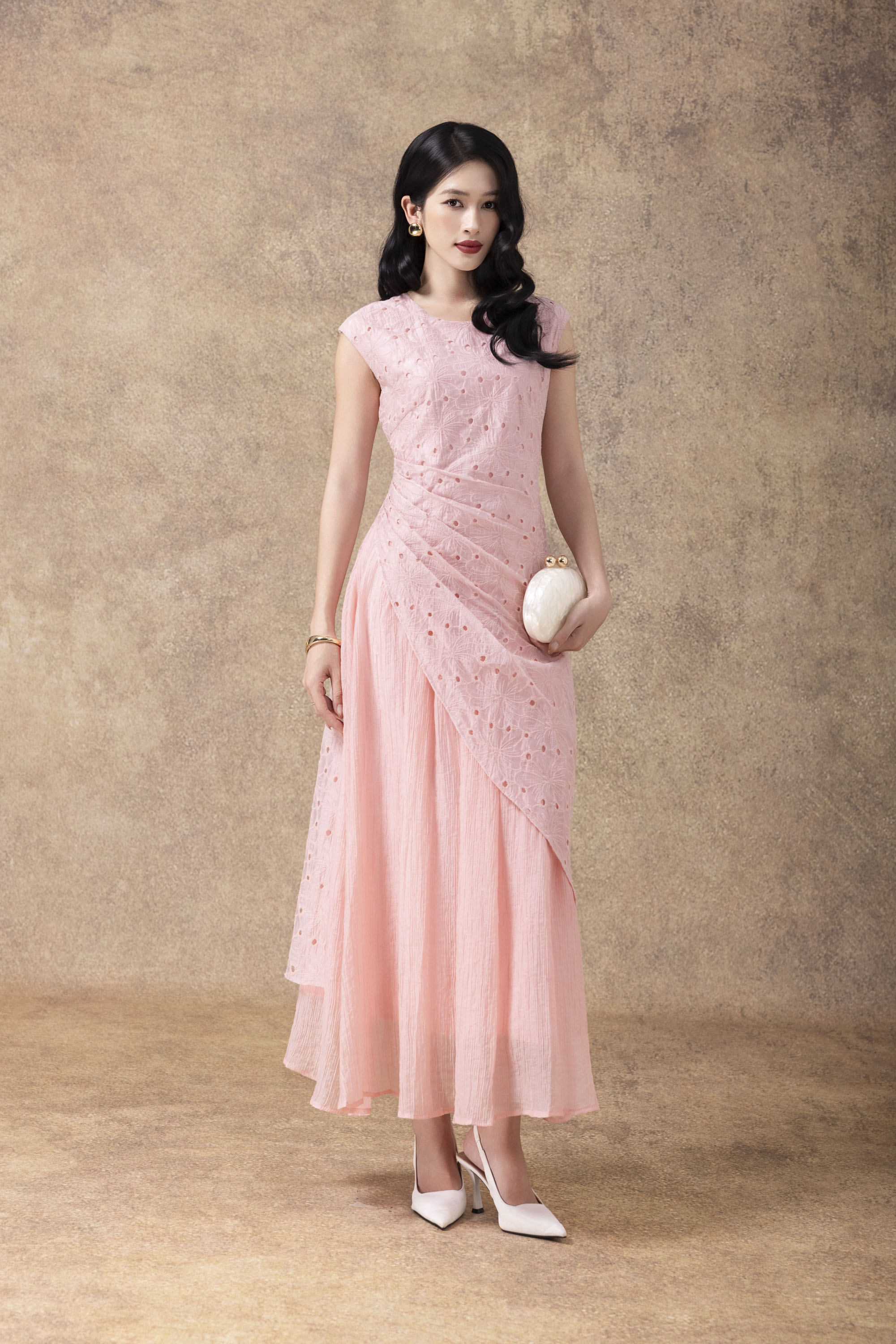 SWANLAKE | Váy Đầm Maxi Đuôi Cá Nữ Cotton Thêu Đục Lỗ Phối Tơ Dập Ly Nhấn Eo Sát Nách Tiệc D13146LW01