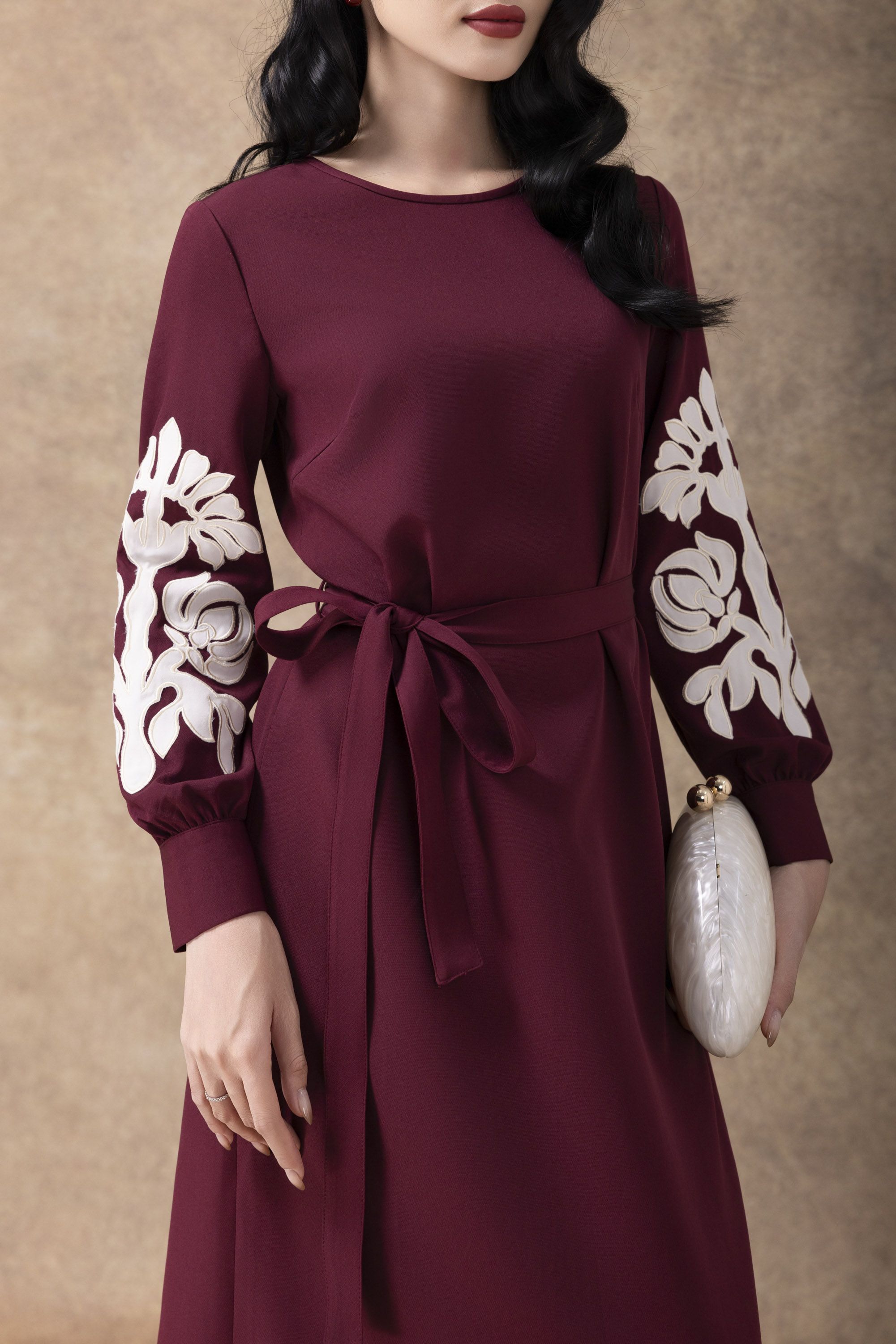 SWANLAKE | Váy Đầm Maxi Nữ Vải Lụa Dày Cao Cấp Cổ Tròn Tay Dài Thêu Hoa Dây Thắt Eo Dự Tiệc D13132LW01