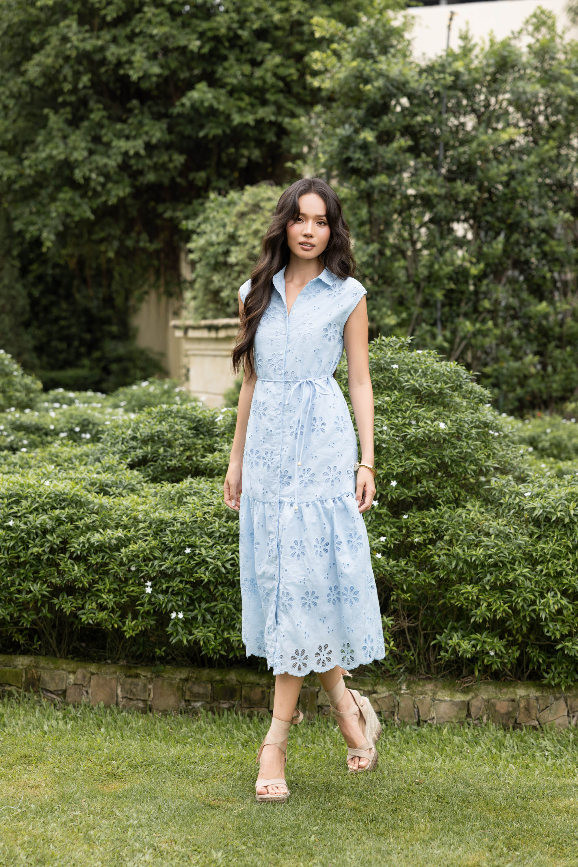 SWANLAKE | Váy Đầm Nữ Maxi Sơ Mi Suông Sát Nách Đuôi Cá Cotton Thêu Hoa Đục Lỗ Cài Nút Có Túi D12905LW01