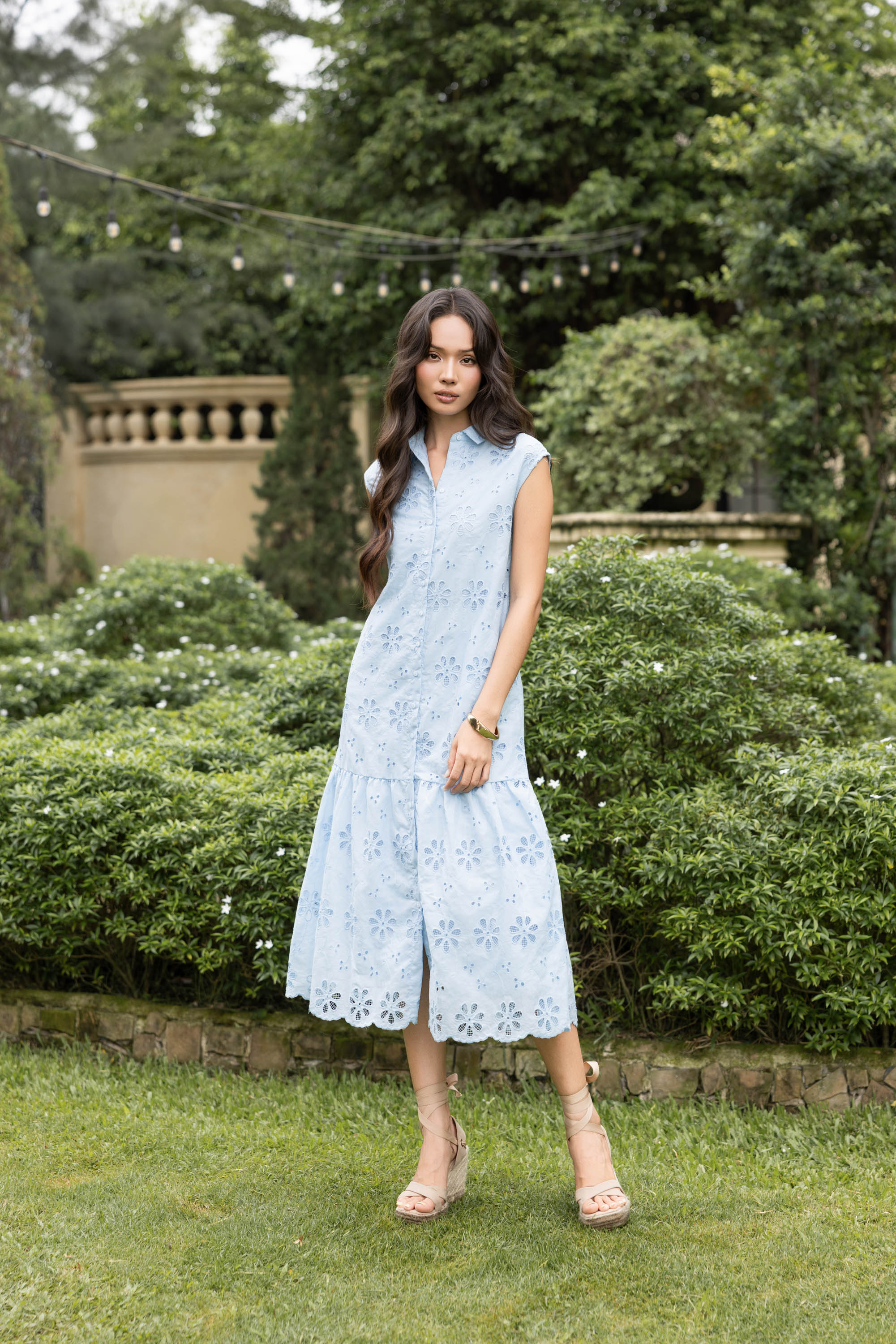 SWANLAKE | Váy Đầm Nữ Maxi Sơ Mi Suông Sát Nách Đuôi Cá Cotton Thêu Hoa Đục Lỗ Cài Nút Có Túi D12905LW01