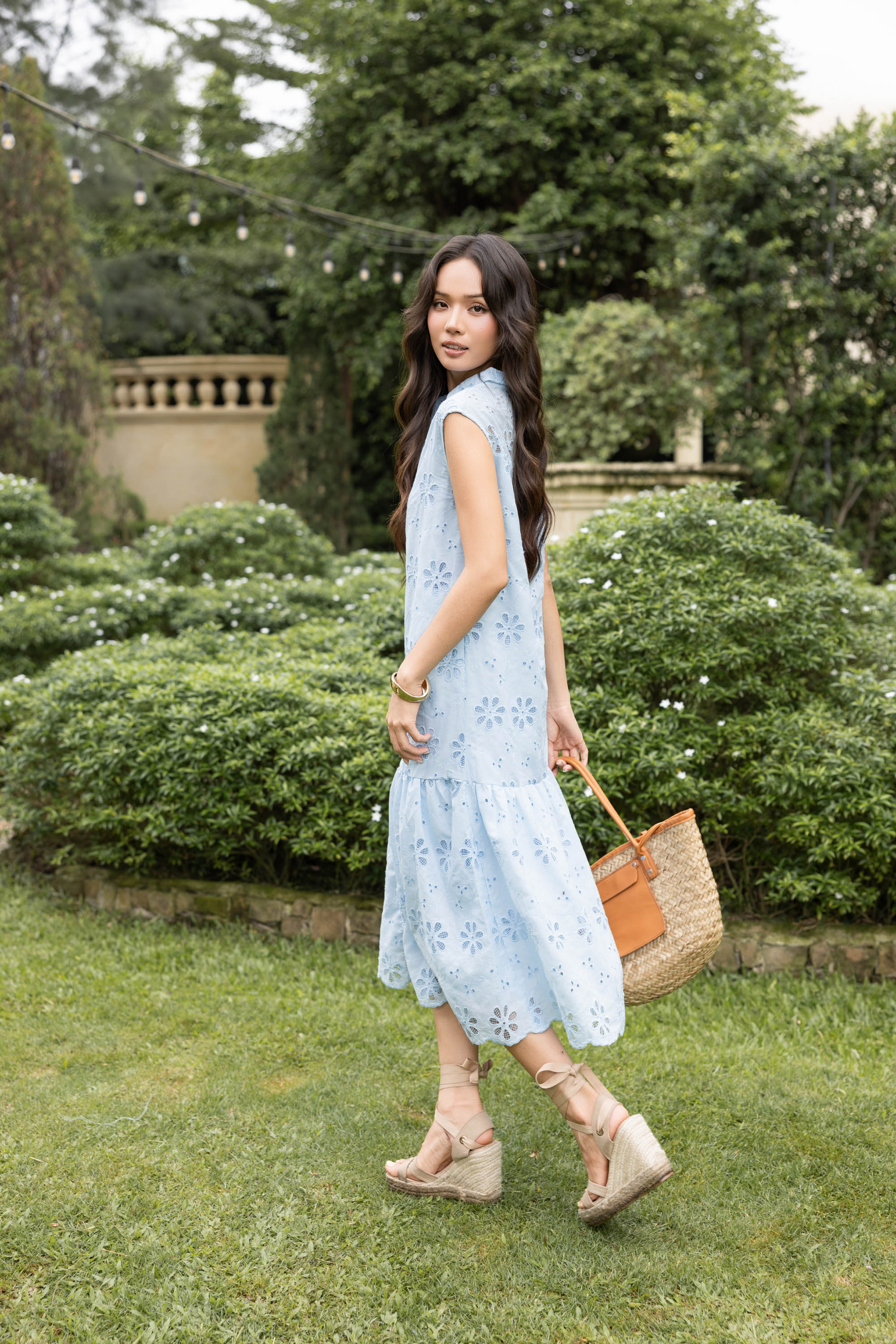 SWANLAKE | Váy Đầm Nữ Maxi Sơ Mi Suông Sát Nách Đuôi Cá Cotton Thêu Hoa Đục Lỗ Cài Nút Có Túi D12905LW01