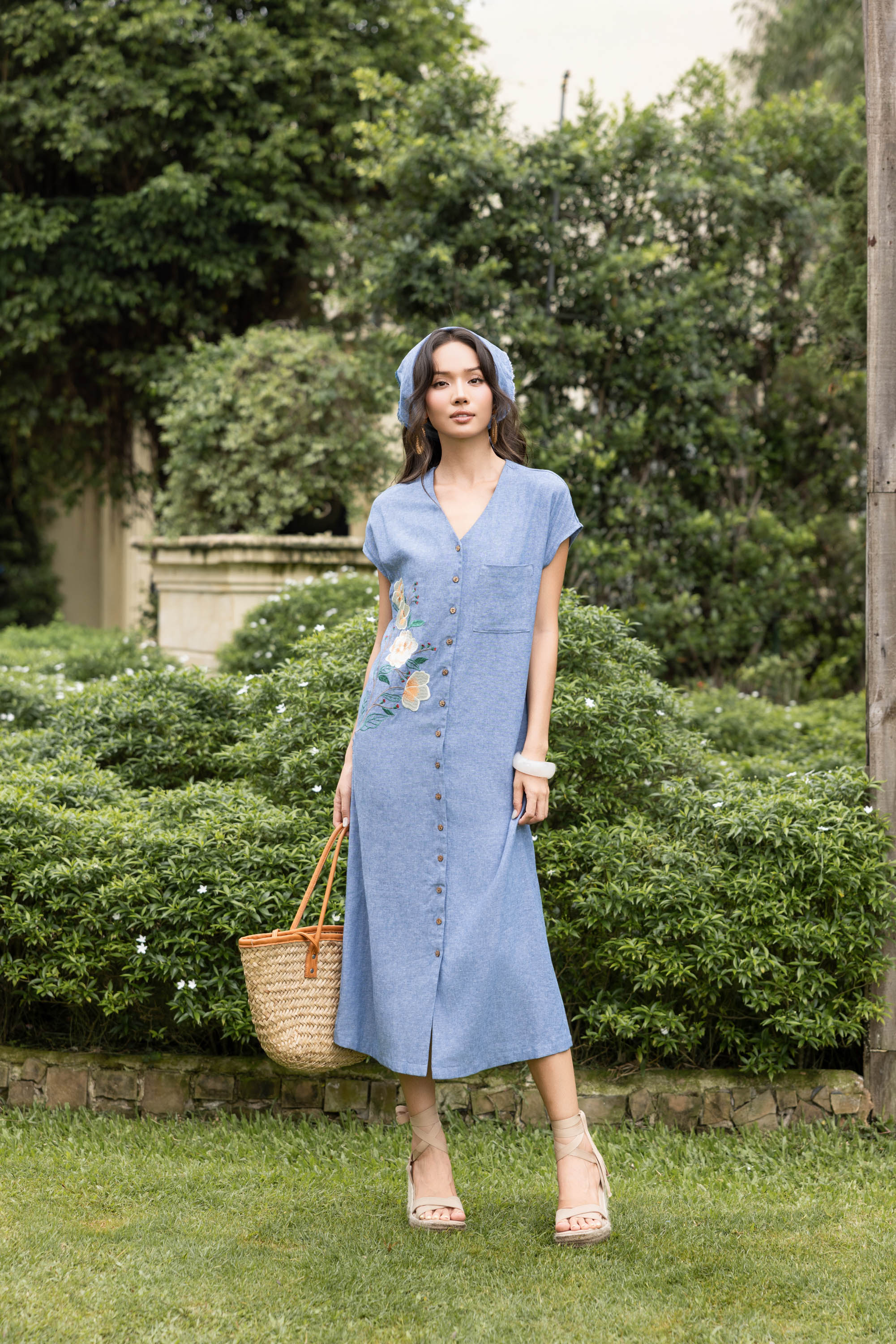 SWANLAKE | Váy Đầm Nữ Maxi Suông Tay Hến Cổ Chữ V Cài Nút Vải Linen Thêu Hoa Công Sở Dạo Phố D13782LW01