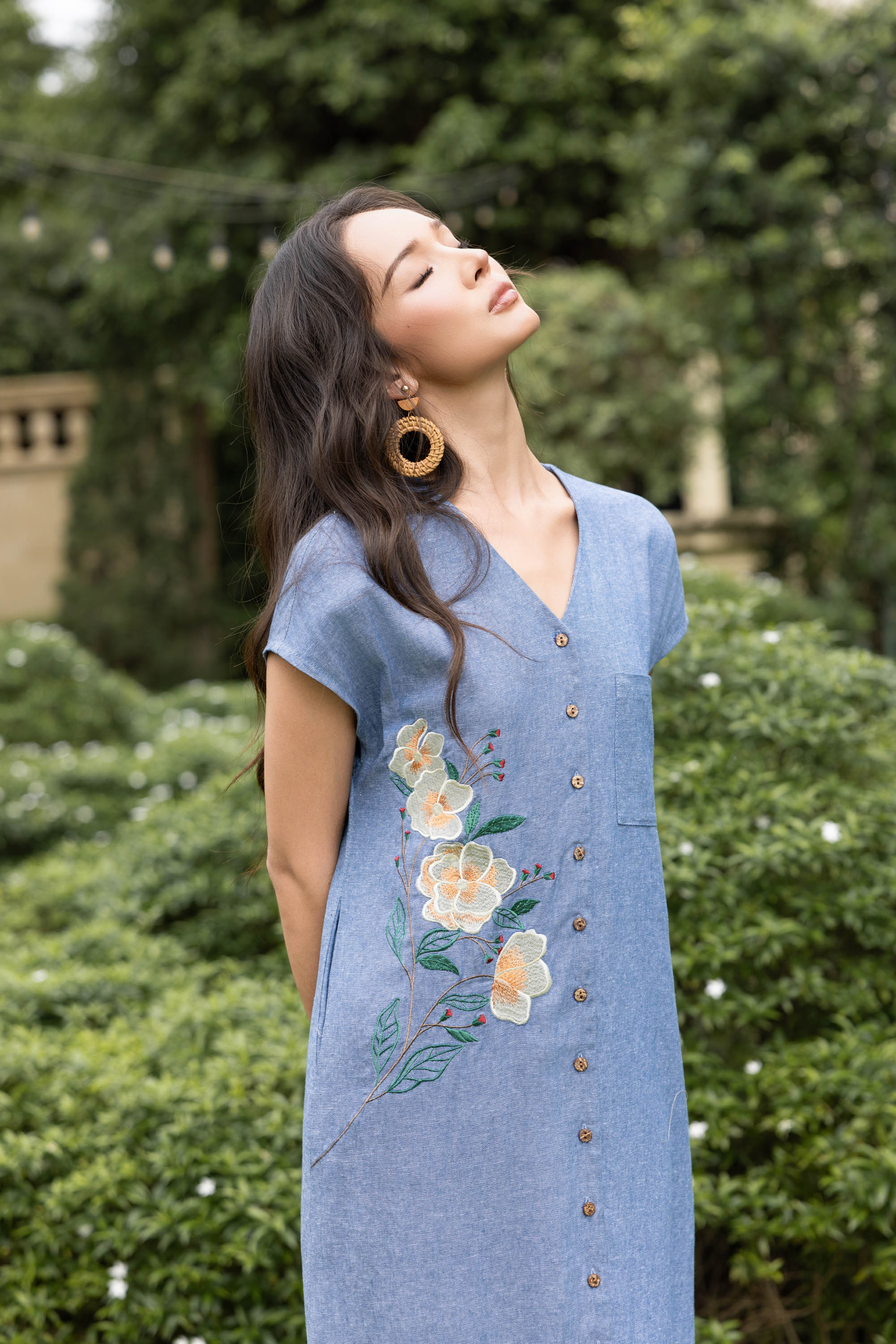 SWANLAKE | Váy Đầm Nữ Maxi Suông Tay Hến Cổ Chữ V Cài Nút Vải Linen Thêu Hoa Công Sở Dạo Phố D13782LW01