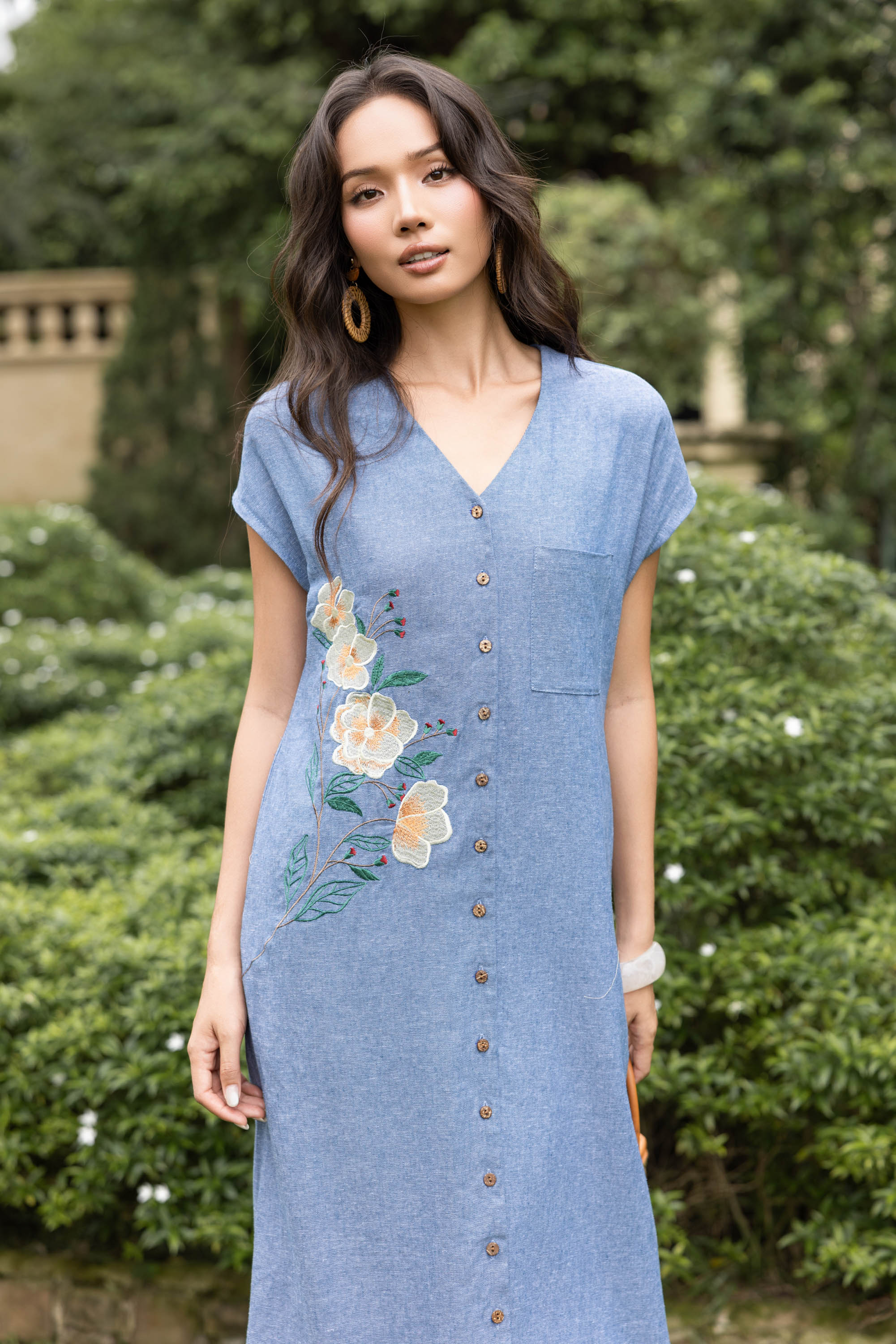 SWANLAKE | Váy Đầm Nữ Maxi Suông Tay Hến Cổ Chữ V Cài Nút Vải Linen Thêu Hoa Công Sở Dạo Phố D13782LW01