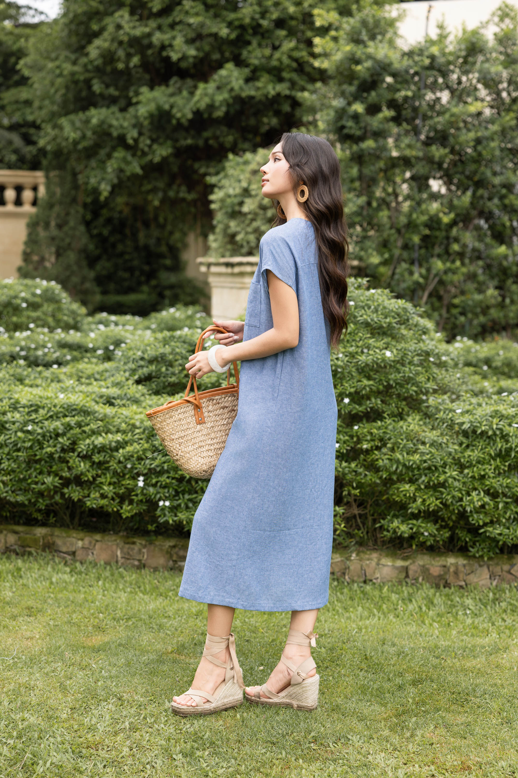 SWANLAKE | Váy Đầm Nữ Maxi Suông Tay Hến Cổ Chữ V Cài Nút Vải Linen Thêu Hoa Công Sở Dạo Phố D13782LW01