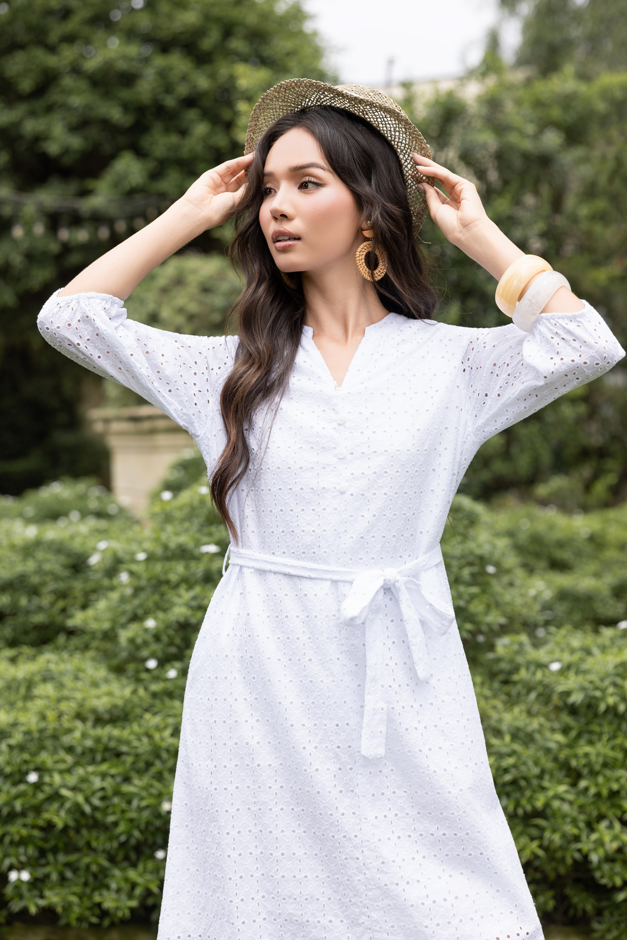 Đầm Suông Cổ Trụ Dây Thắt Eo Cotton Thêu Đục Lỗ D12671LW01