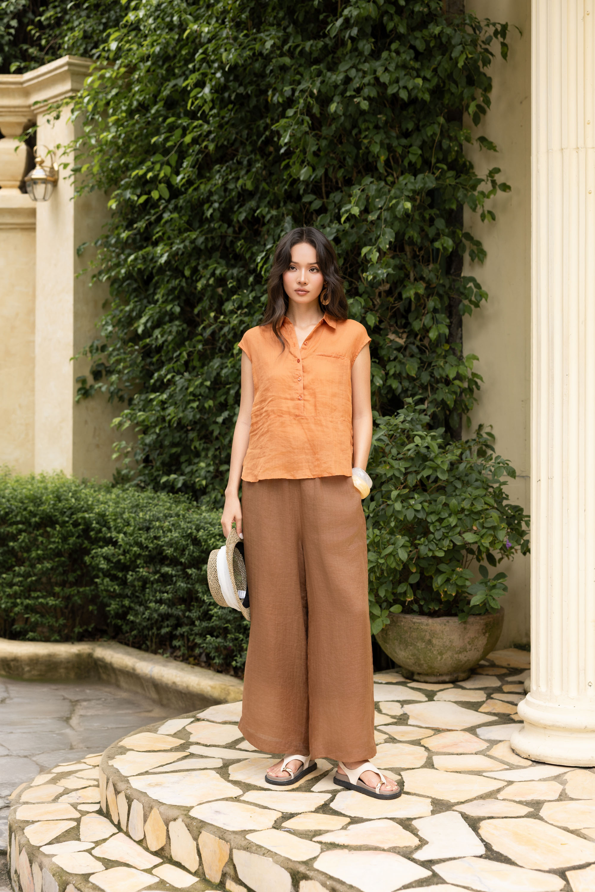SWANLAKE | Áo Kiểu Nữ Cổ Sơ Mi Trơn Basic Vải Linen Tơ Sát Nách Vạt Bầu Công Sở Thanh Lịch A13816LW01