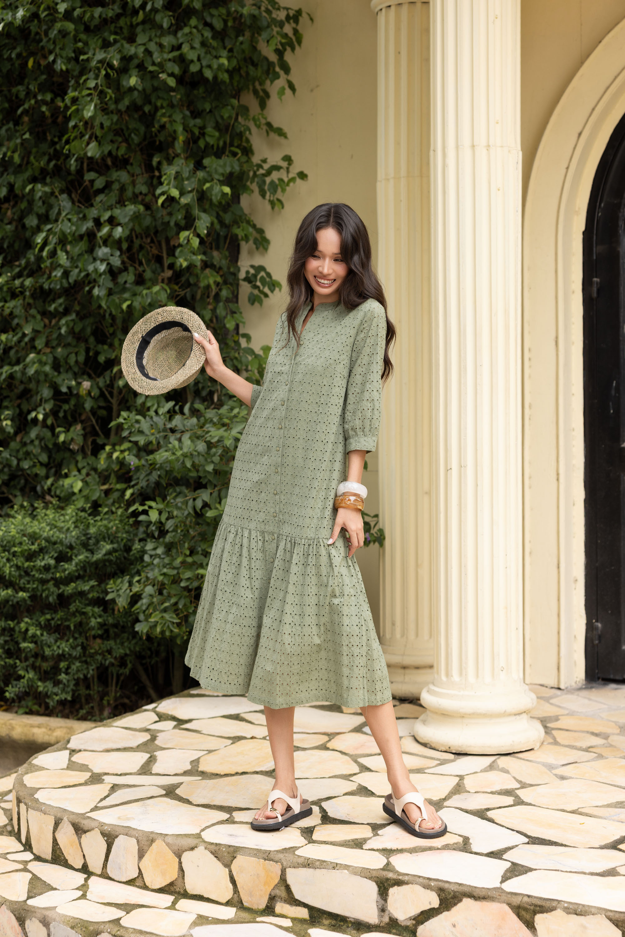 SWANLAKE | Váy Đầm Nữ Maxi Suông Đuôi Cá Cổ Trụ Cài Nút Cotton Thêu Đục Lỗ Tay Lỡ Du Lịch Hè D12761LW05