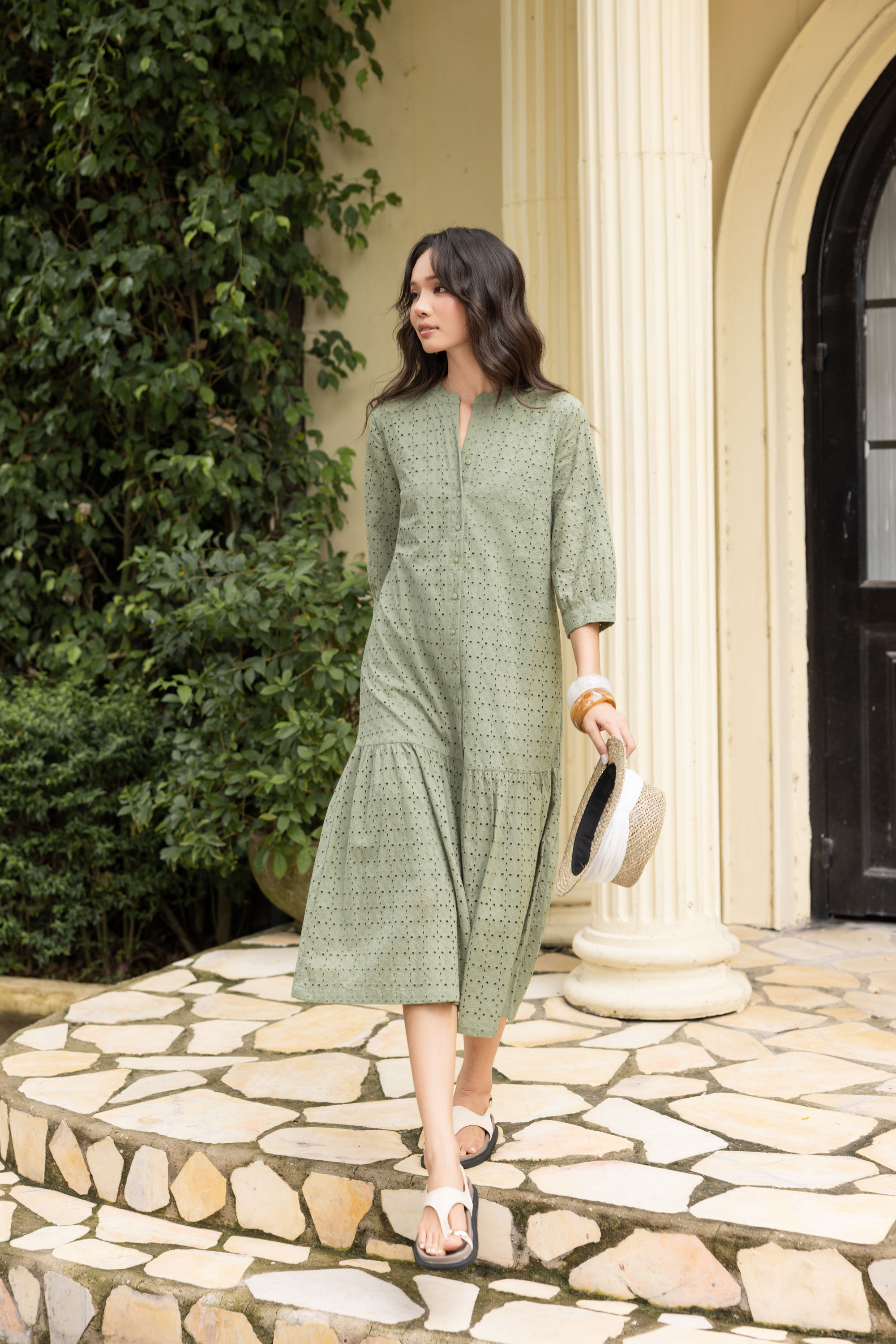 SWANLAKE | Váy Đầm Nữ Maxi Suông Đuôi Cá Cổ Trụ Cài Nút Cotton Thêu Đục Lỗ Tay Lỡ Du Lịch Hè D12761LW05