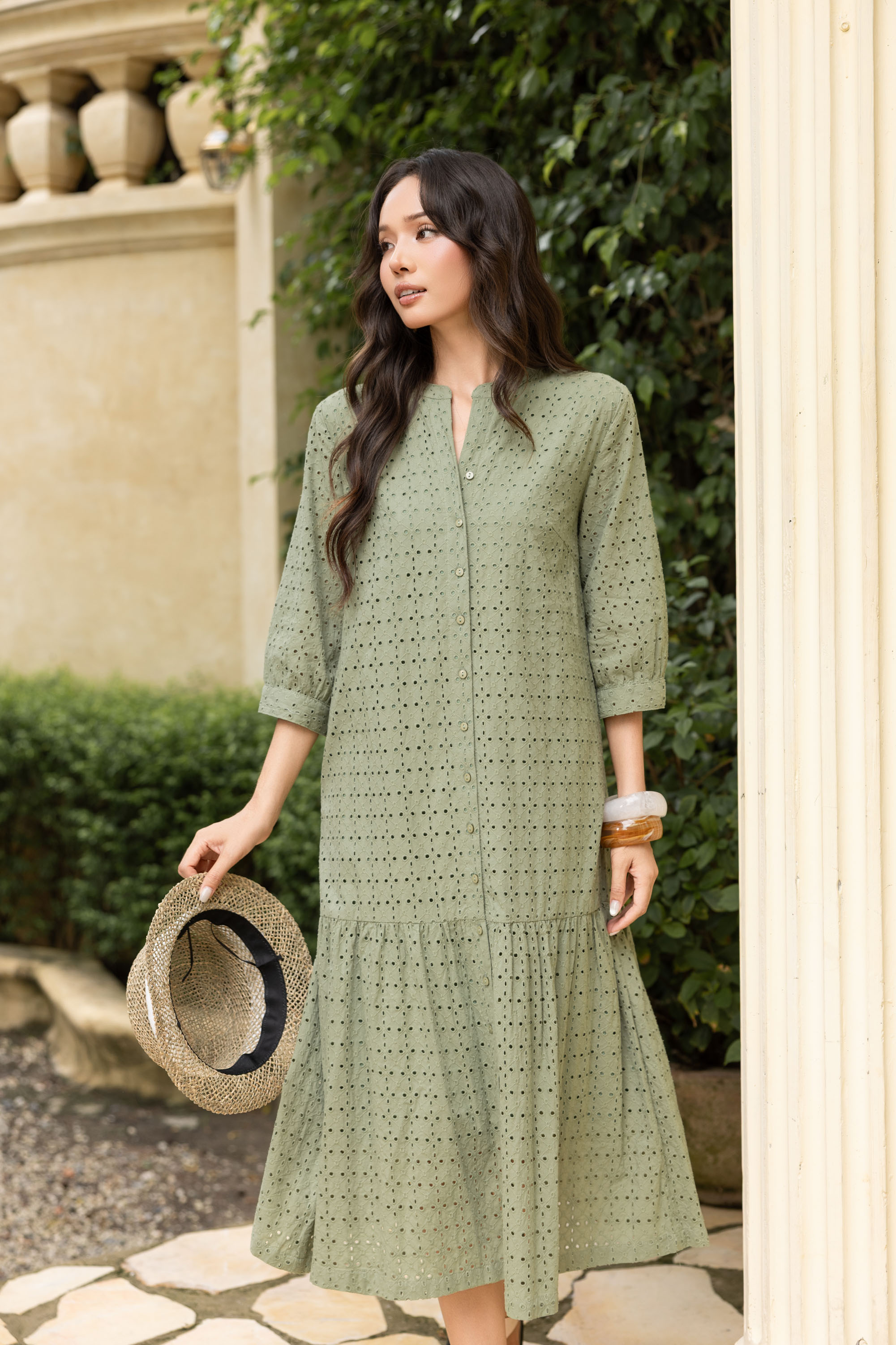 SWANLAKE | Váy Đầm Nữ Maxi Suông Đuôi Cá Cổ Trụ Cài Nút Cotton Thêu Đục Lỗ Tay Lỡ Du Lịch Hè D12761LW05