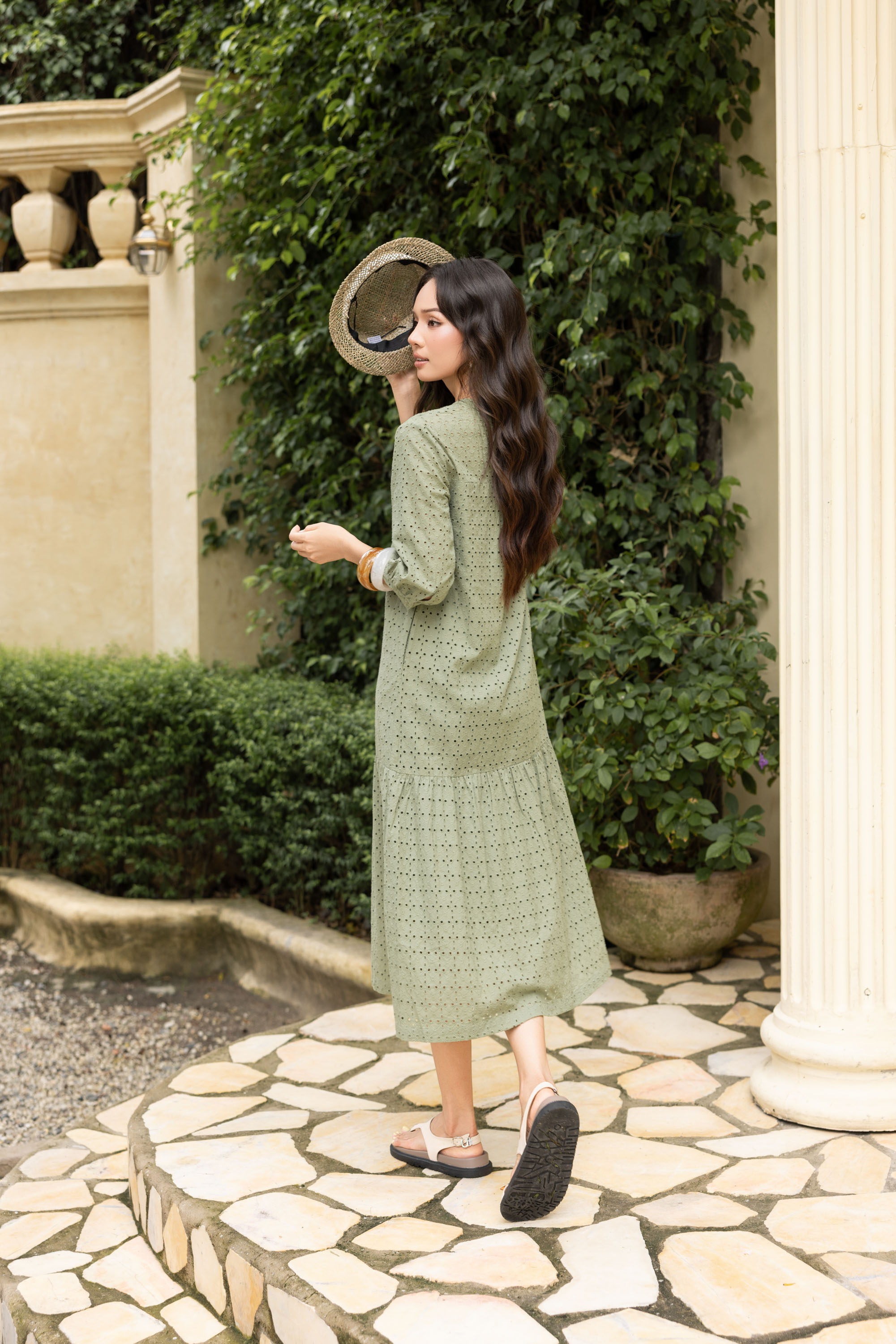 SWANLAKE | Váy Đầm Nữ Maxi Suông Đuôi Cá Cổ Trụ Cài Nút Cotton Thêu Đục Lỗ Tay Lỡ Du Lịch Hè D12761LW05
