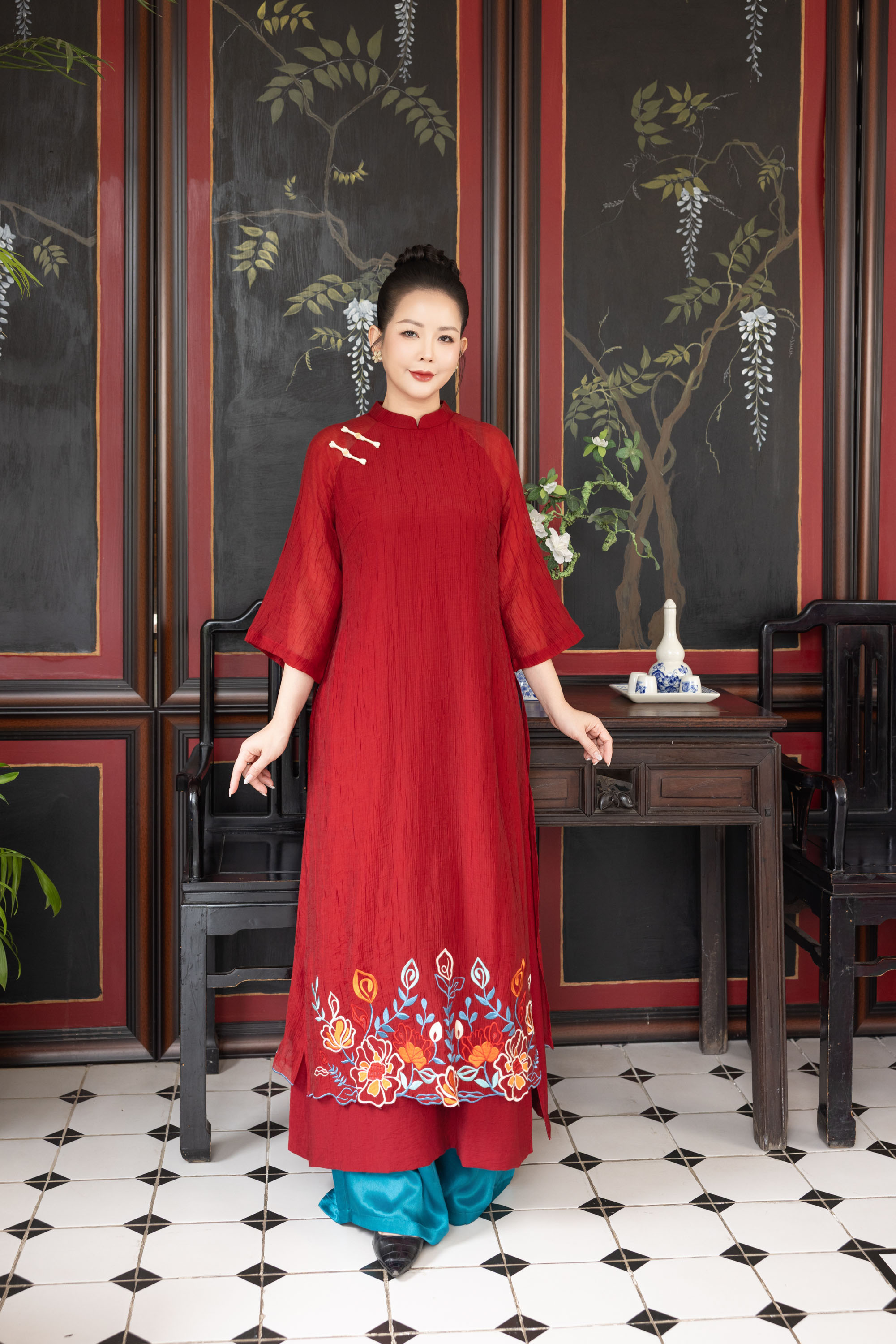 Áo Dài Cách Tân Nữ Suông Vải Xốp Hàn Tà Kép Thêu Hoa L13969LW01