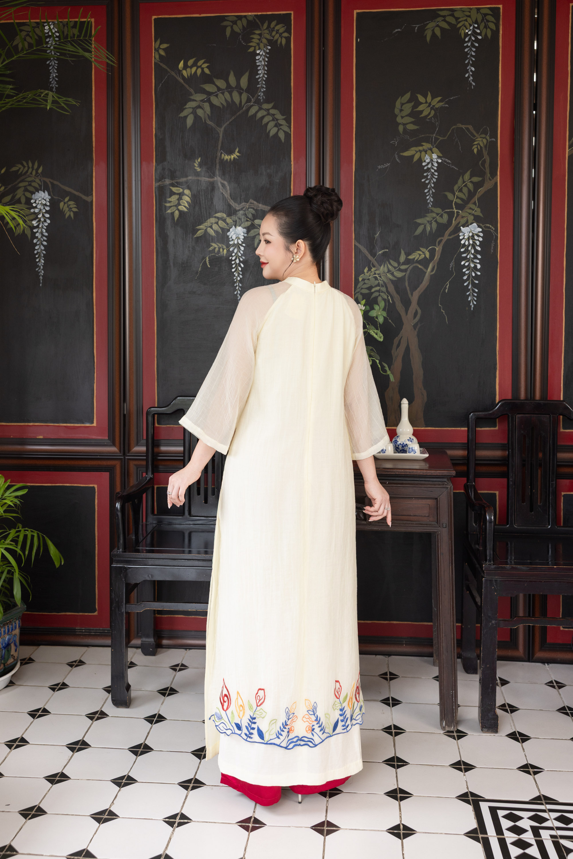 Áo Dài Cách Tân Nữ Suông Vải Xốp Hàn Tà Kép Thêu Hoa L13969LW01