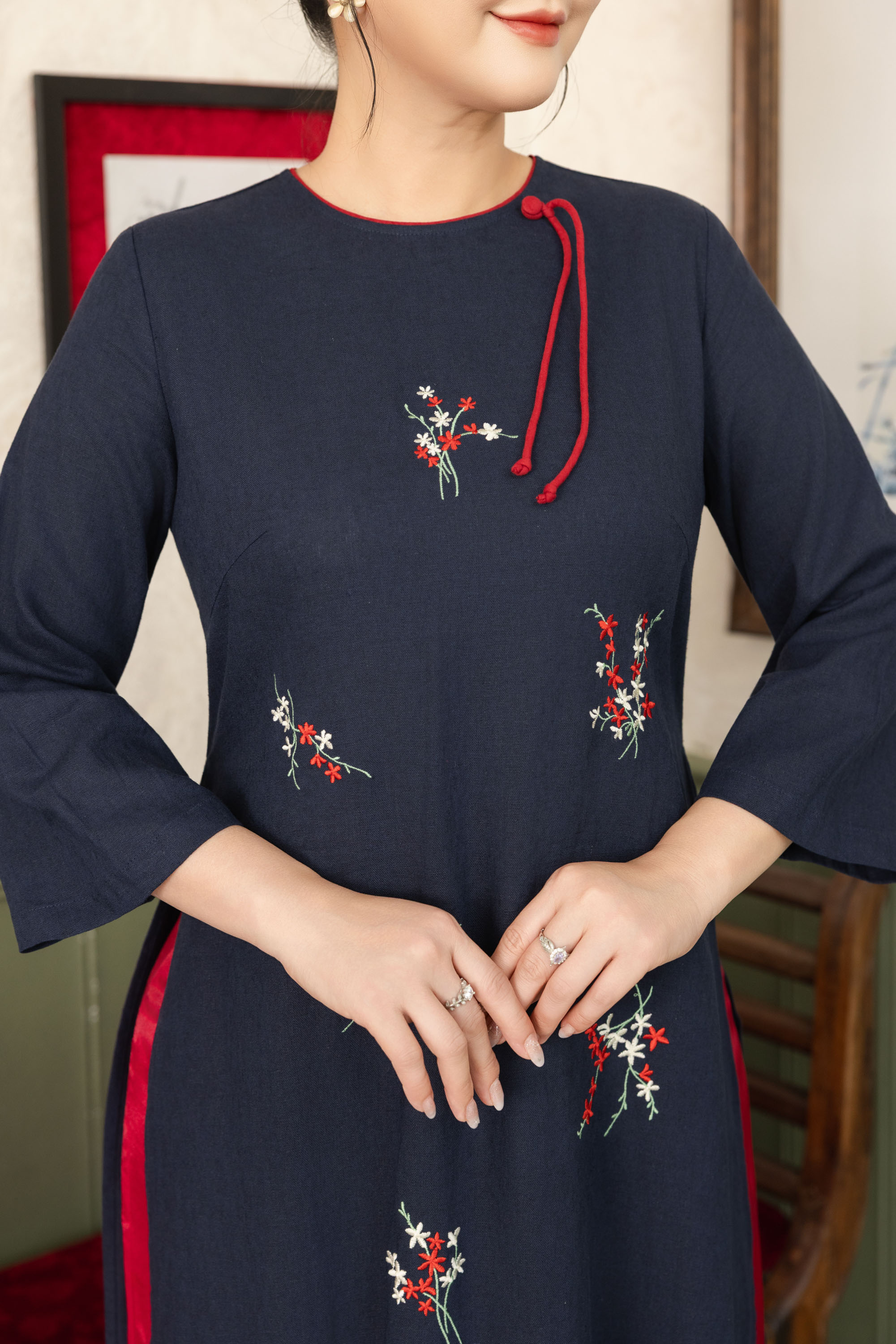 Áo Dài Cách Tân Suông Linen Thêu Hoa L14229LW01