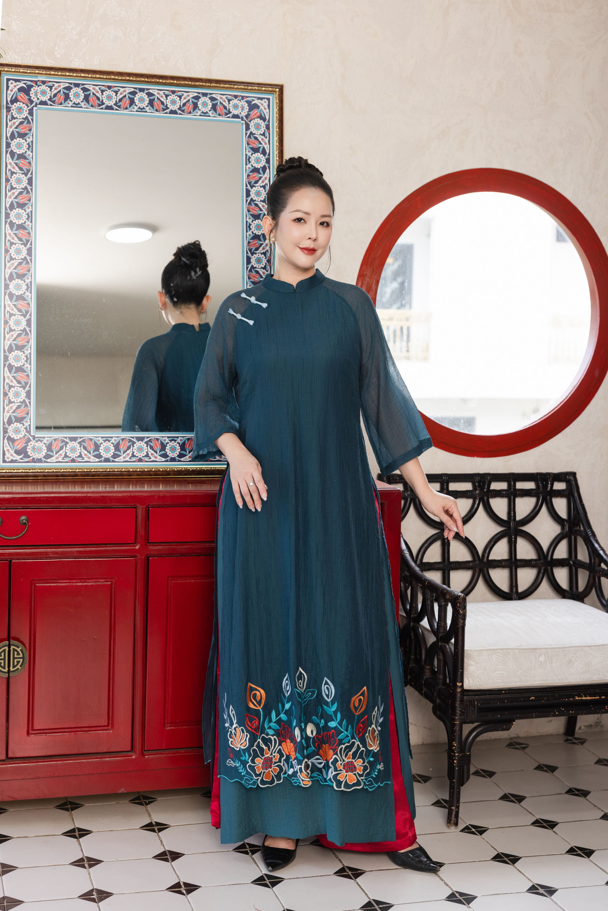 Áo Dài Cách Tân Nữ Suông Vải Xốp Hàn Tà Kép Thêu Hoa L13969LW01