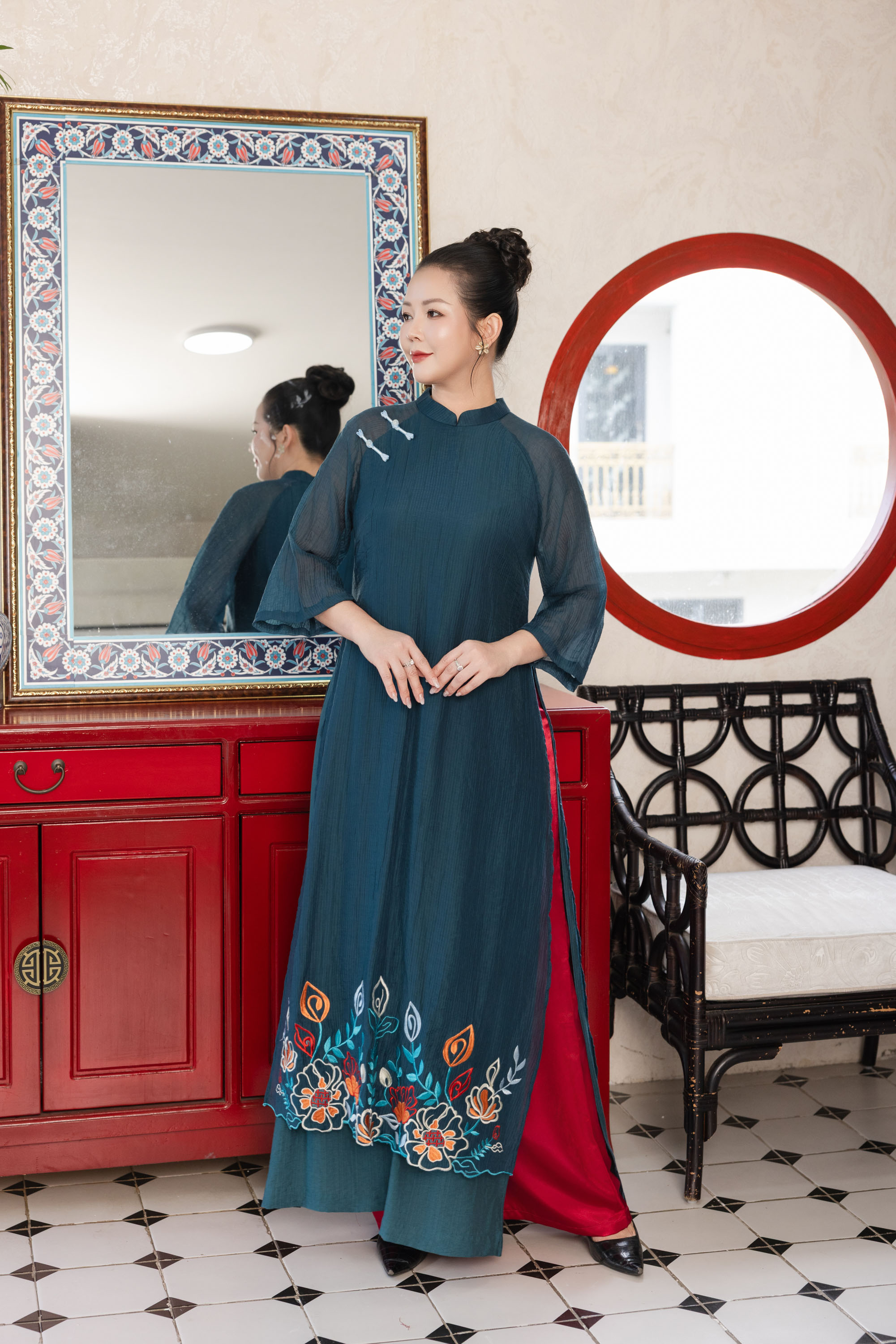 Áo Dài Cách Tân Nữ Suông Vải Xốp Hàn Tà Kép Thêu Hoa L13969LW01