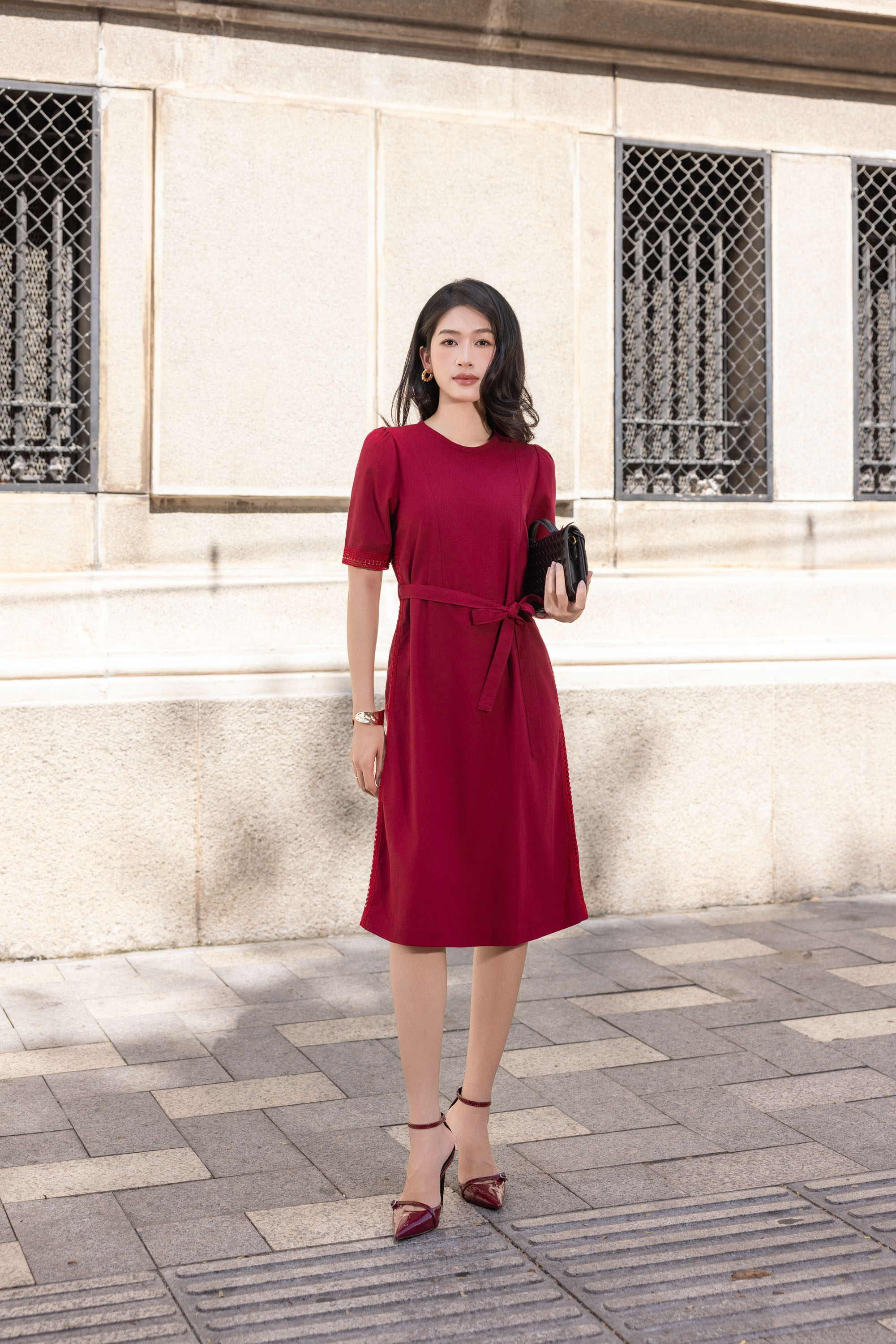 SWANLAKE | Váy Đầm Nữ Midi Vải Linen Dày Phối Viền Ren Cổ Tròn Tay Ngắn Dây Thắt Eo Công Sở D13797LW01
