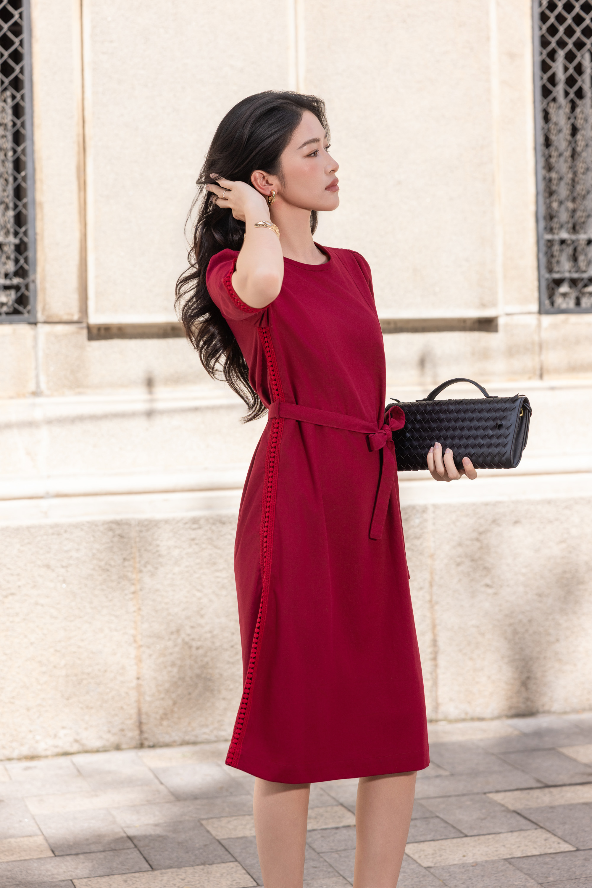 SWANLAKE | Váy Đầm Nữ Midi Vải Linen Dày Phối Viền Ren Cổ Tròn Tay Ngắn Dây Thắt Eo Công Sở D13797LW01