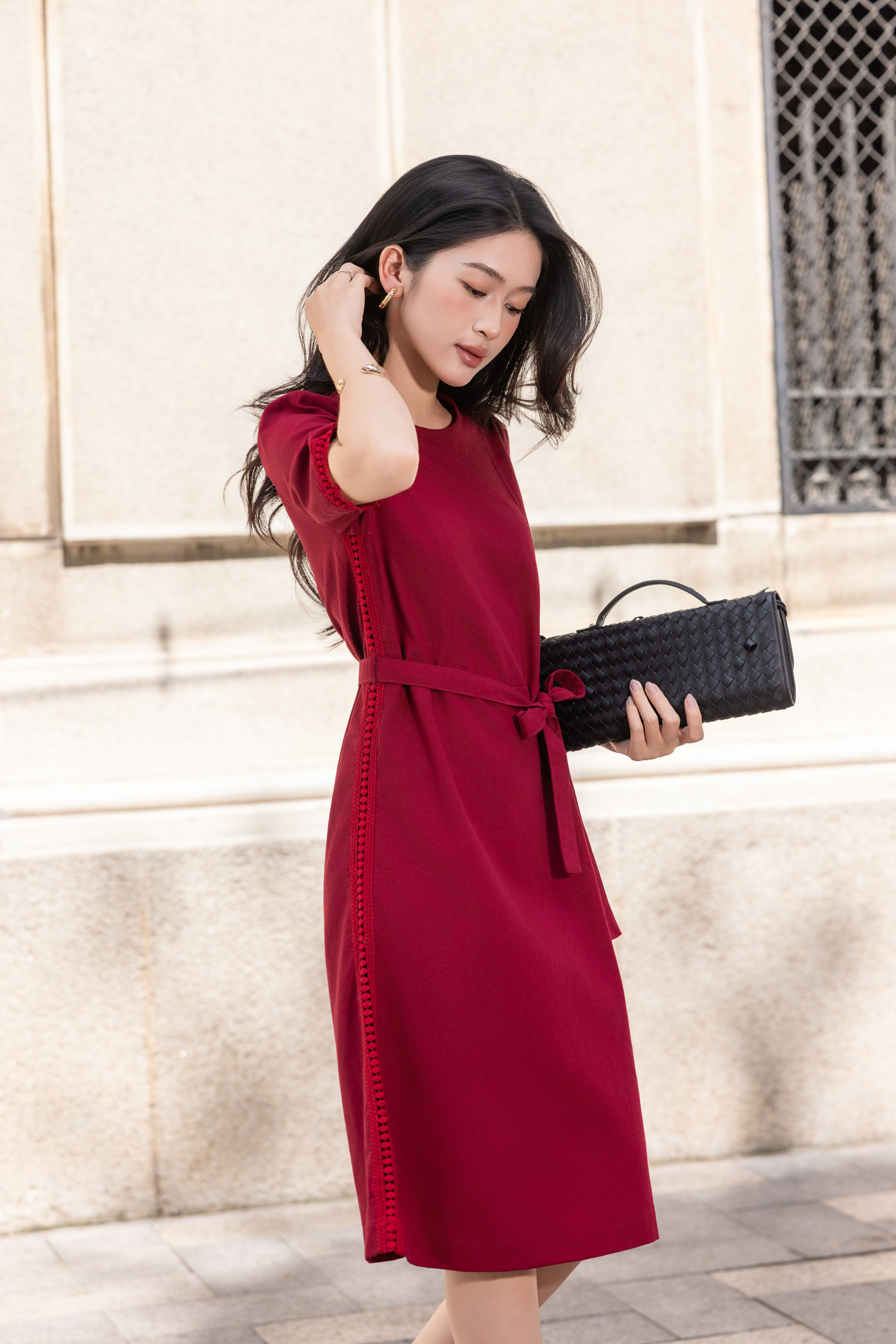 SWANLAKE | Váy Đầm Nữ Midi Vải Linen Dày Phối Viền Ren Cổ Tròn Tay Ngắn Dây Thắt Eo Công Sở D13797LW01