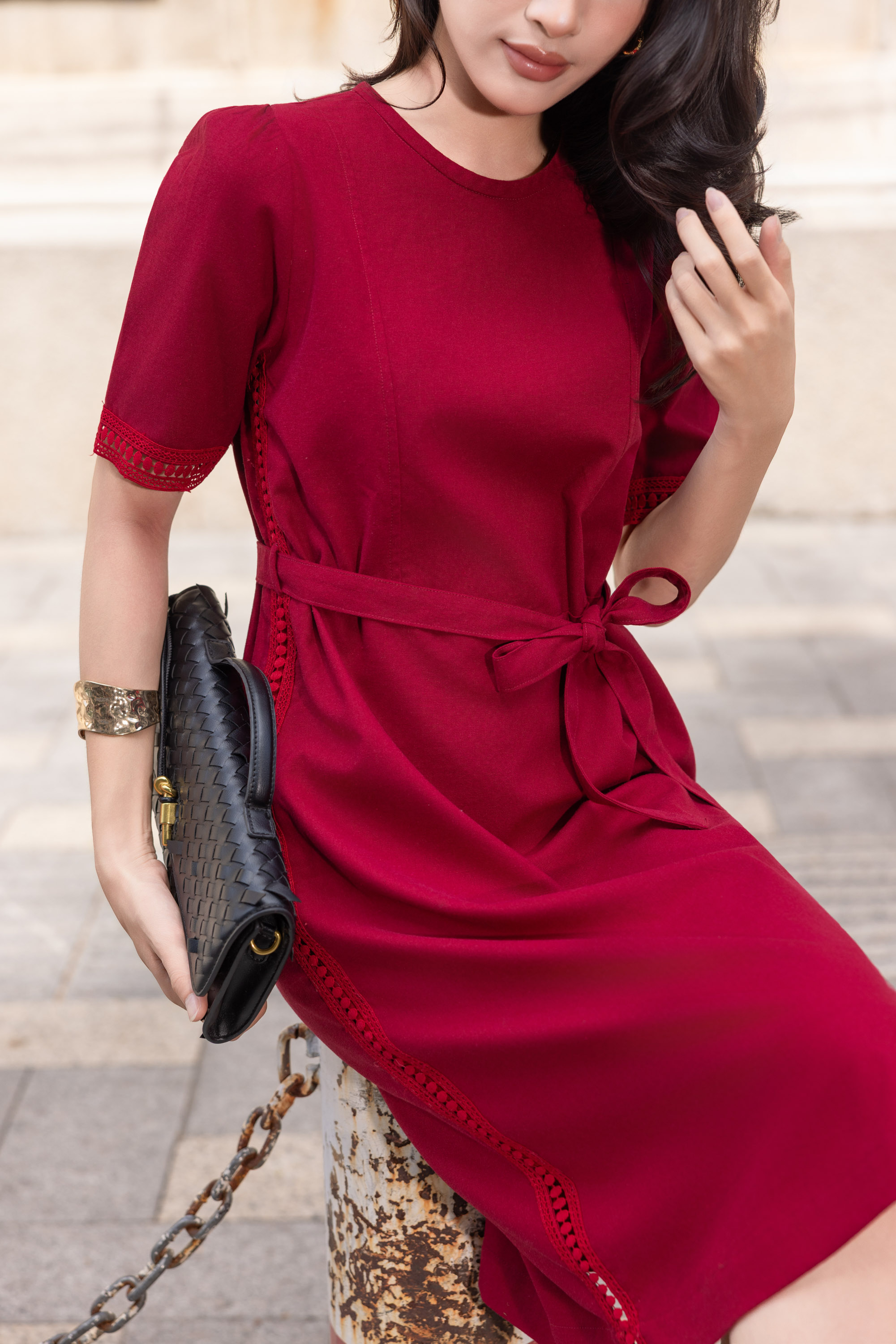 SWANLAKE | Váy Đầm Nữ Midi Vải Linen Dày Phối Viền Ren Cổ Tròn Tay Ngắn Dây Thắt Eo Công Sở D13797LW01