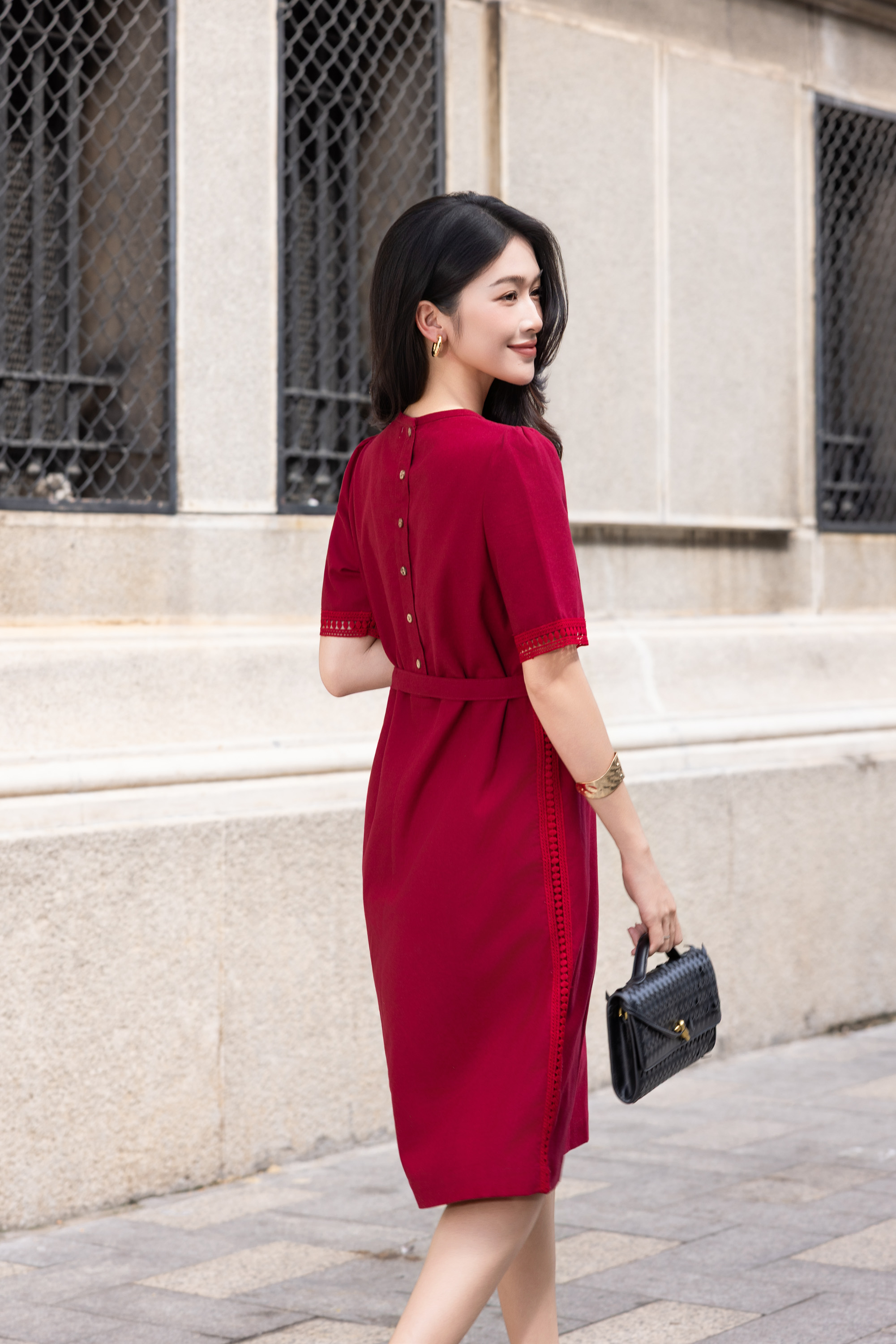 SWANLAKE | Váy Đầm Nữ Midi Vải Linen Dày Phối Viền Ren Cổ Tròn Tay Ngắn Dây Thắt Eo Công Sở D13797LW01