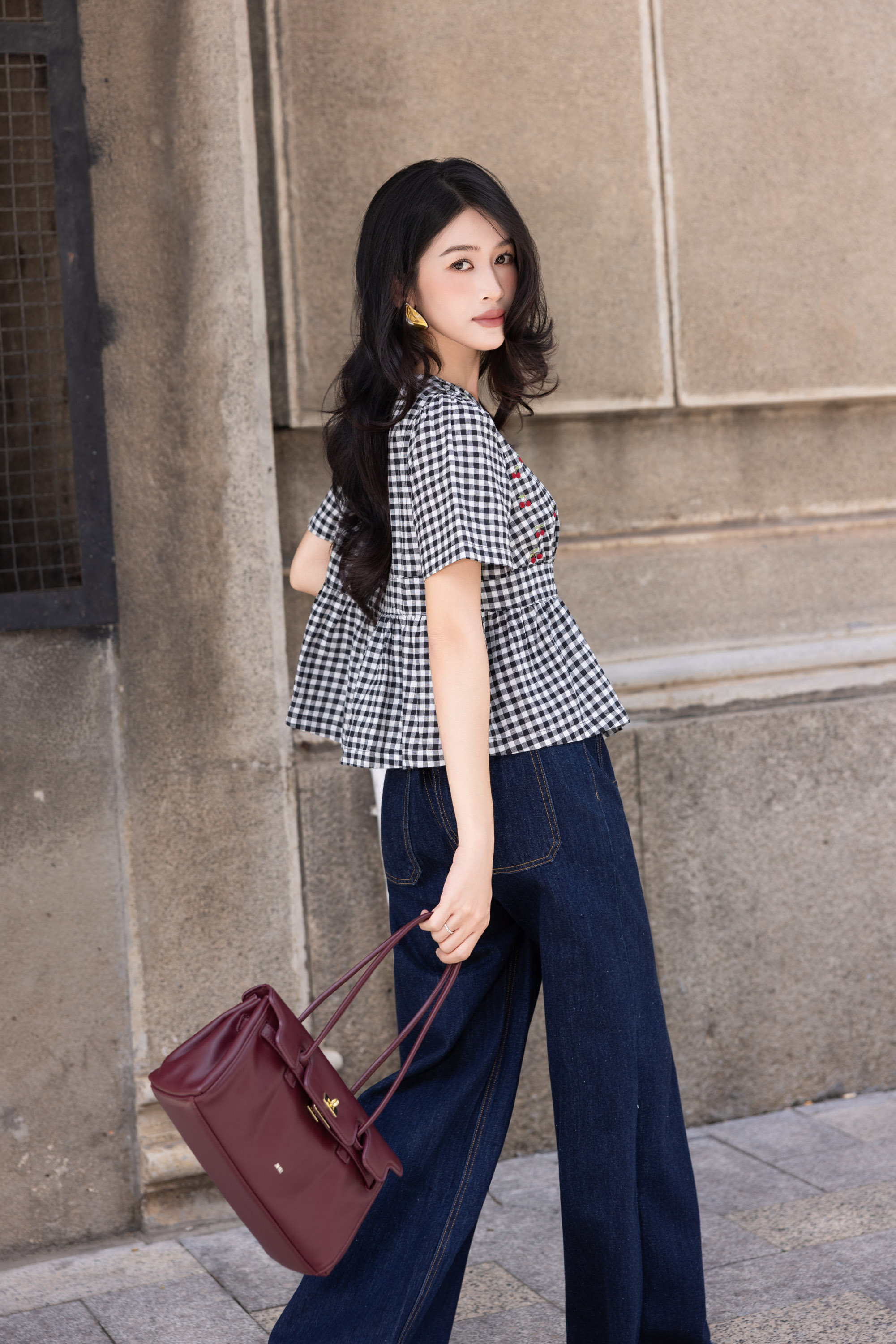 SWANLAKE | Áo Kiểu Nữ Dáng Babydoll Kẻ Sọc Caro Cài Nút Cổ Chữ V Chất Linen Tay Ngắn Dạo Phố A13917LW01