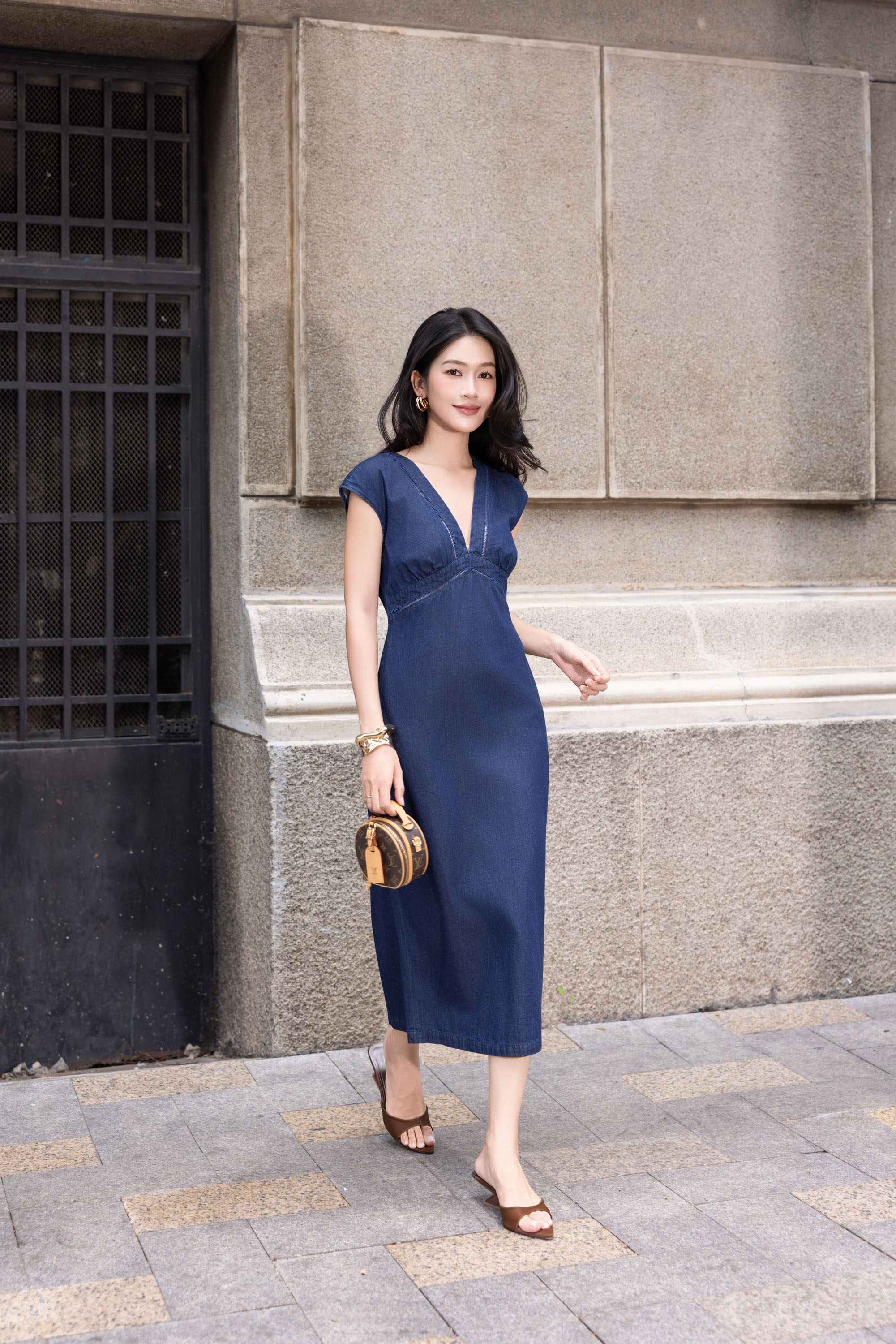 SWANLAKE | Váy Đầm Denim Nữ Suông Dài Cổ Chữ V Xẻ Sâu Tay Hến Vải Jean Wash Có Túi Dạo Phố D13862LW01