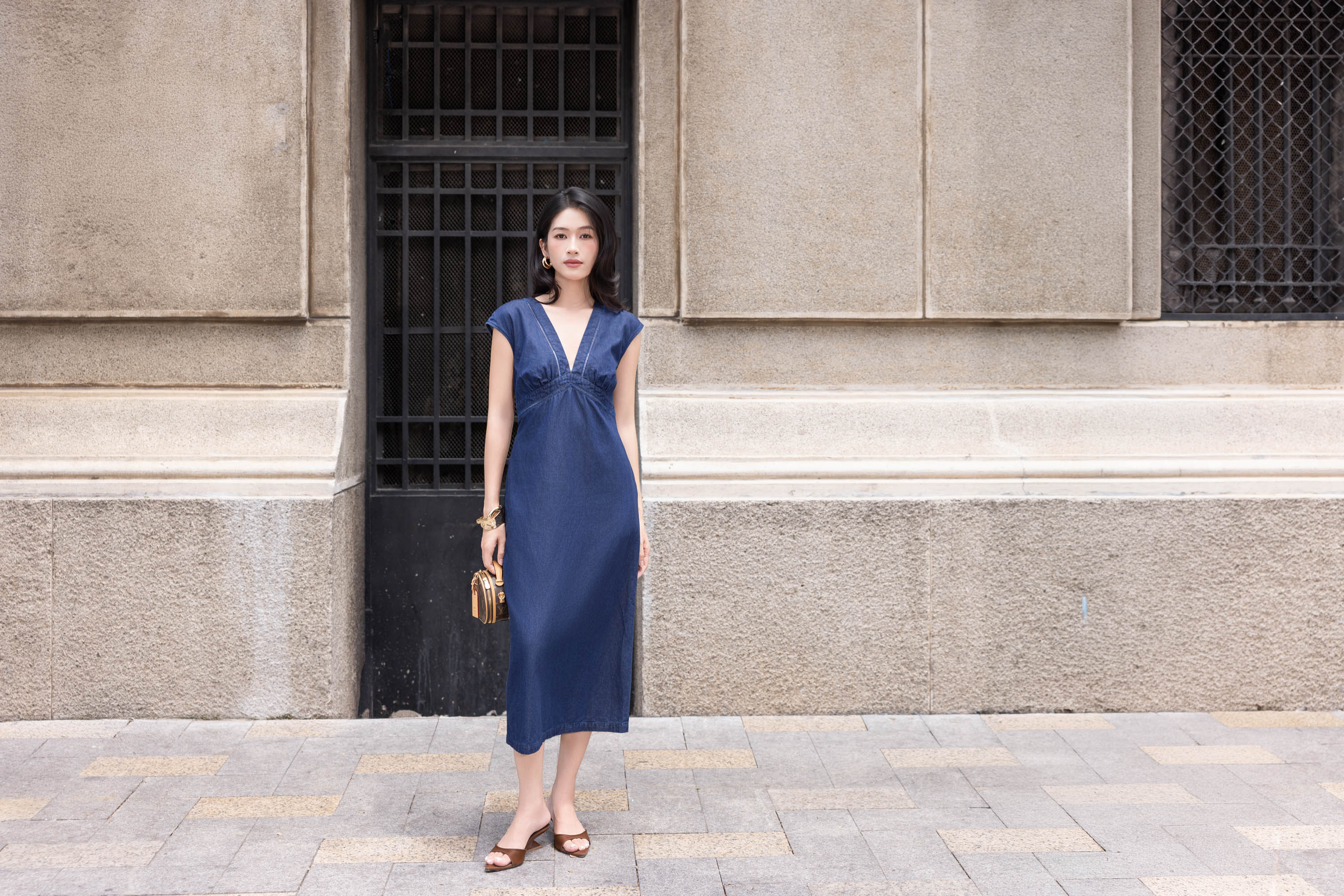 SWANLAKE | Váy Đầm Denim Nữ Suông Dài Cổ Chữ V Xẻ Sâu Tay Hến Vải Jean Wash Có Túi Dạo Phố D13862LW01
