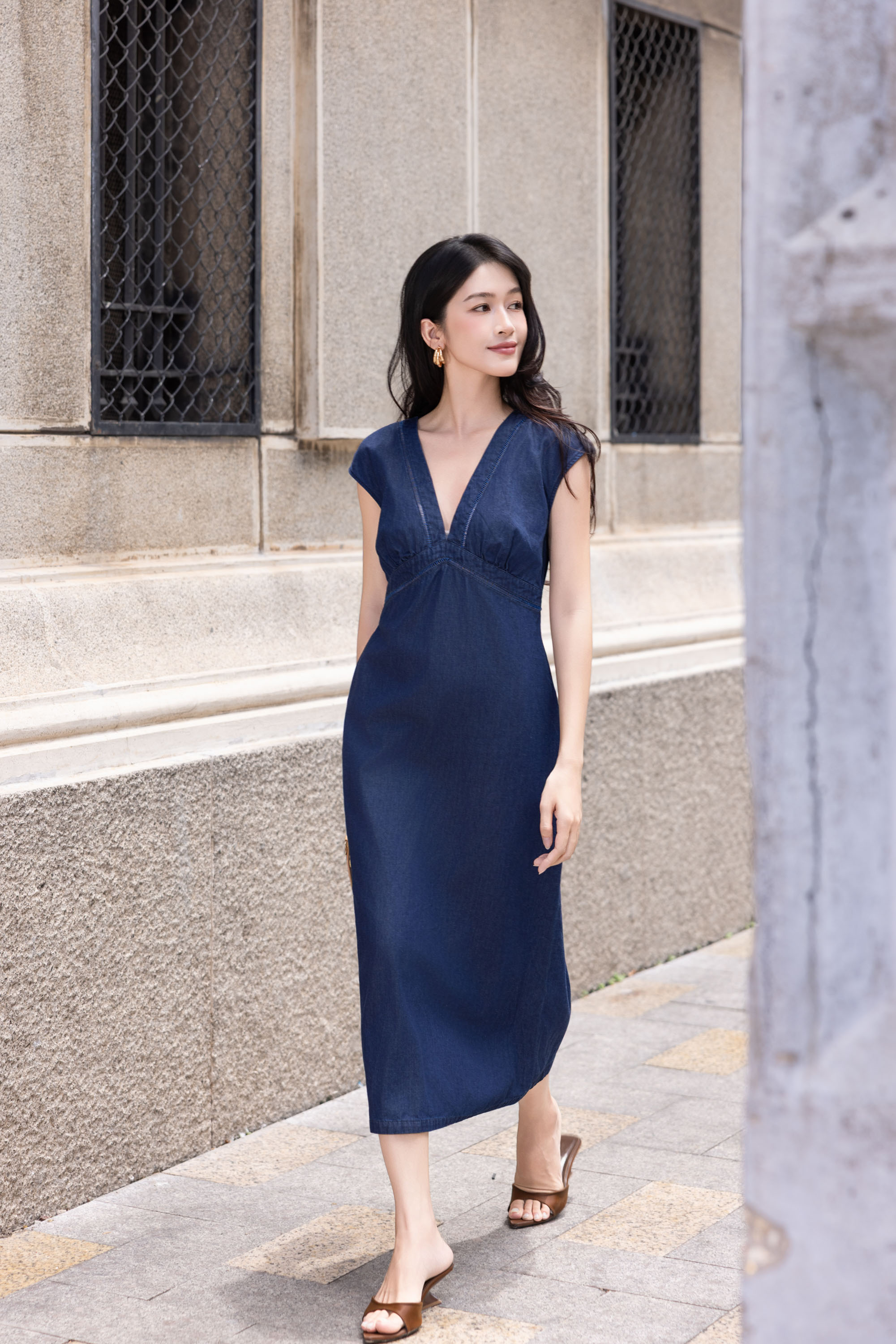 SWANLAKE | Váy Đầm Denim Nữ Suông Dài Cổ Chữ V Xẻ Sâu Tay Hến Vải Jean Wash Có Túi Dạo Phố D13862LW01