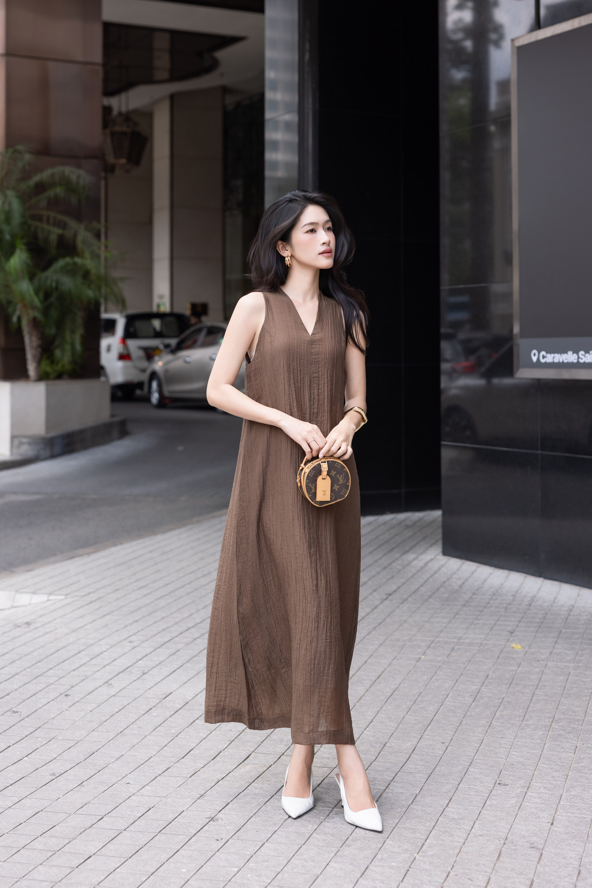 SWANLAKE | Váy Đầm Nữ Dài Dáng Suông Trơn Sát Nách Cổ Chữ V Chất Tơ Dập Ly Hai Lớp Dạo Phố D13906LW01